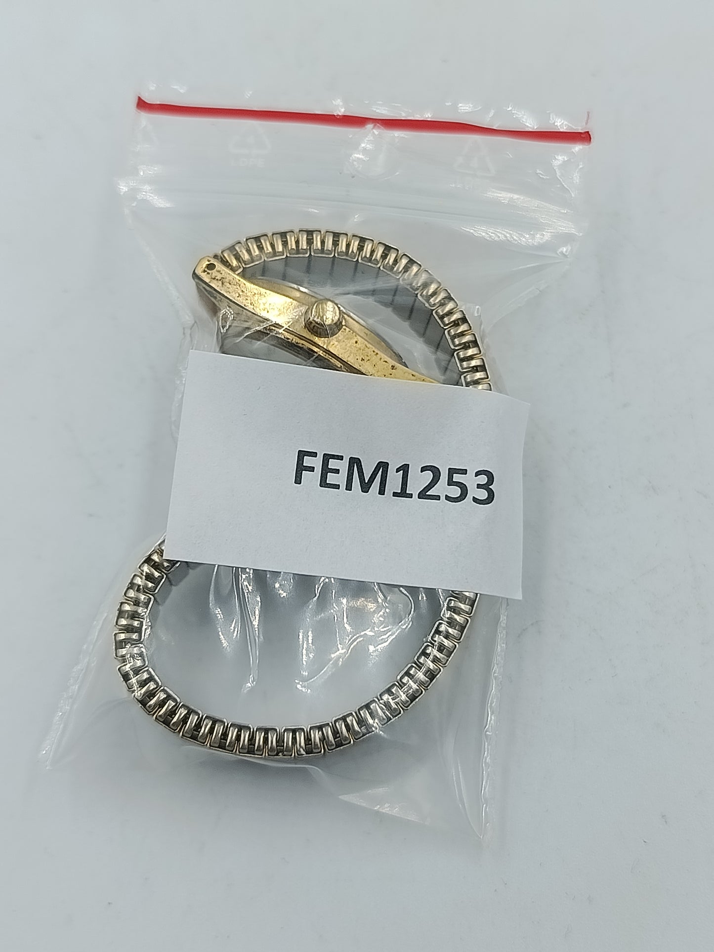 Goldfarbene Damenuhr mit elastischem Metallarmband und klassischem Zifferblatt