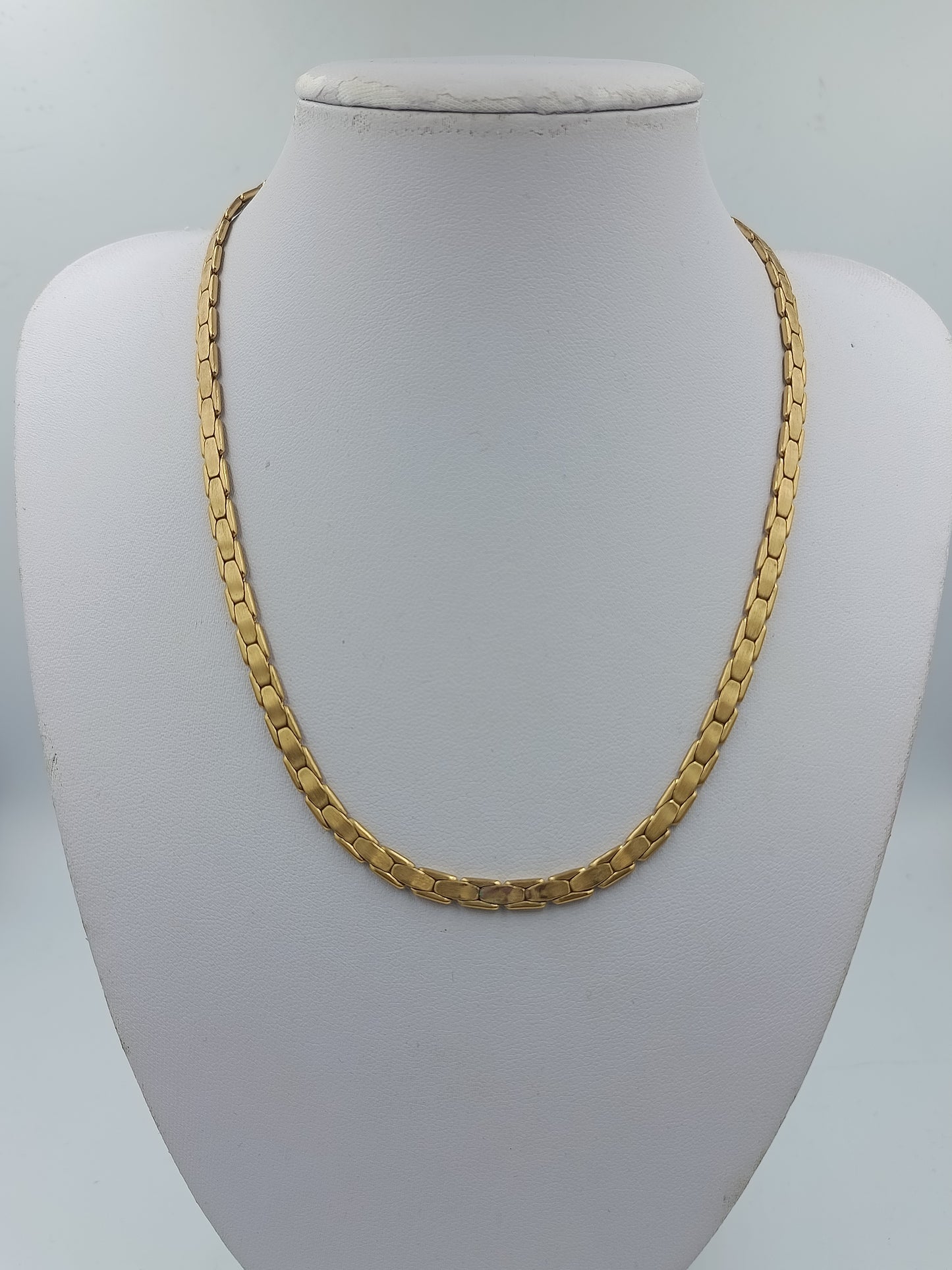 Goldfarbene Halskette mit flacher Gliederstruktur elegant zeitlos und vielseitig kombinierbar