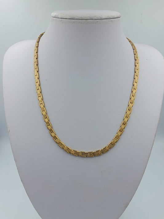 Goldfarbene Halskette mit flacher Gliederstruktur elegant zeitlos und vielseitig kombinierbar