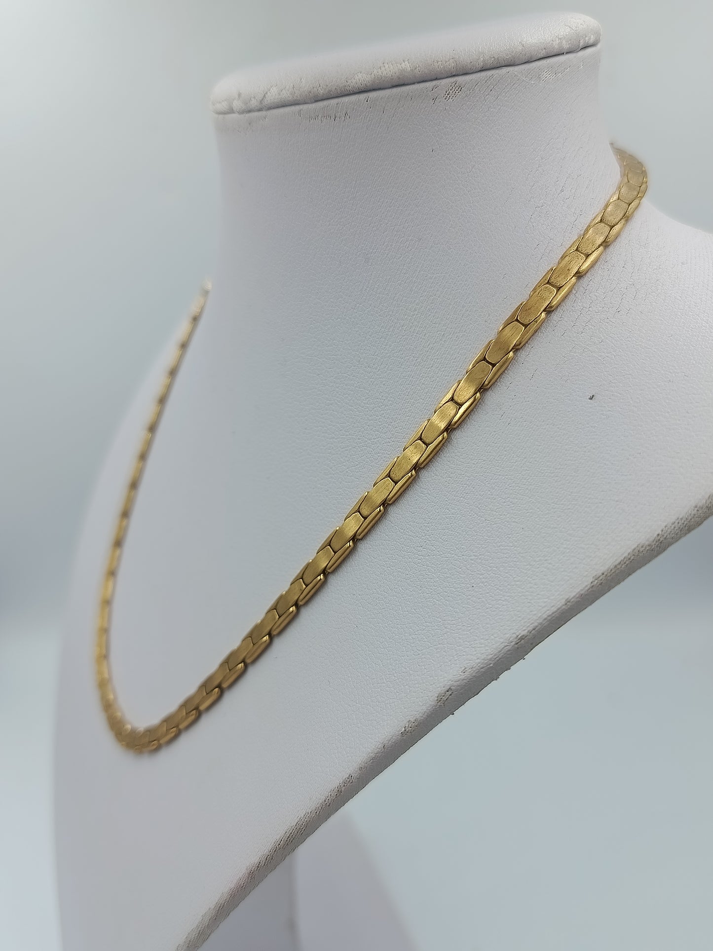 Goldfarbene Halskette mit flacher Gliederstruktur elegant zeitlos und vielseitig kombinierbar