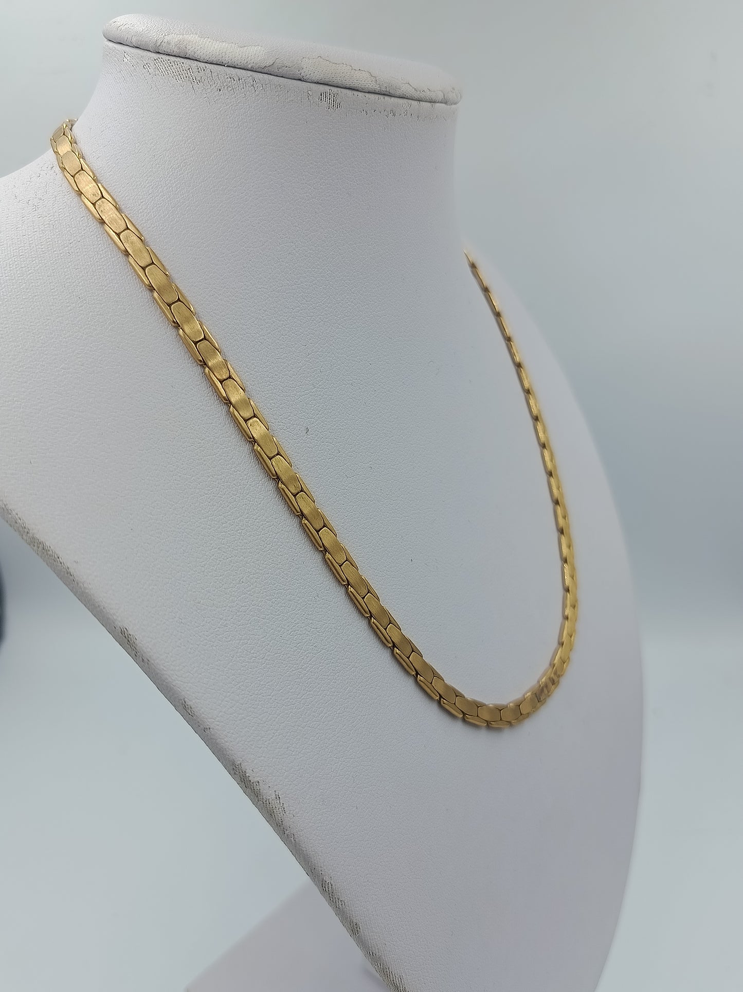 Goldfarbene Halskette mit flacher Gliederstruktur elegant zeitlos und vielseitig kombinierbar