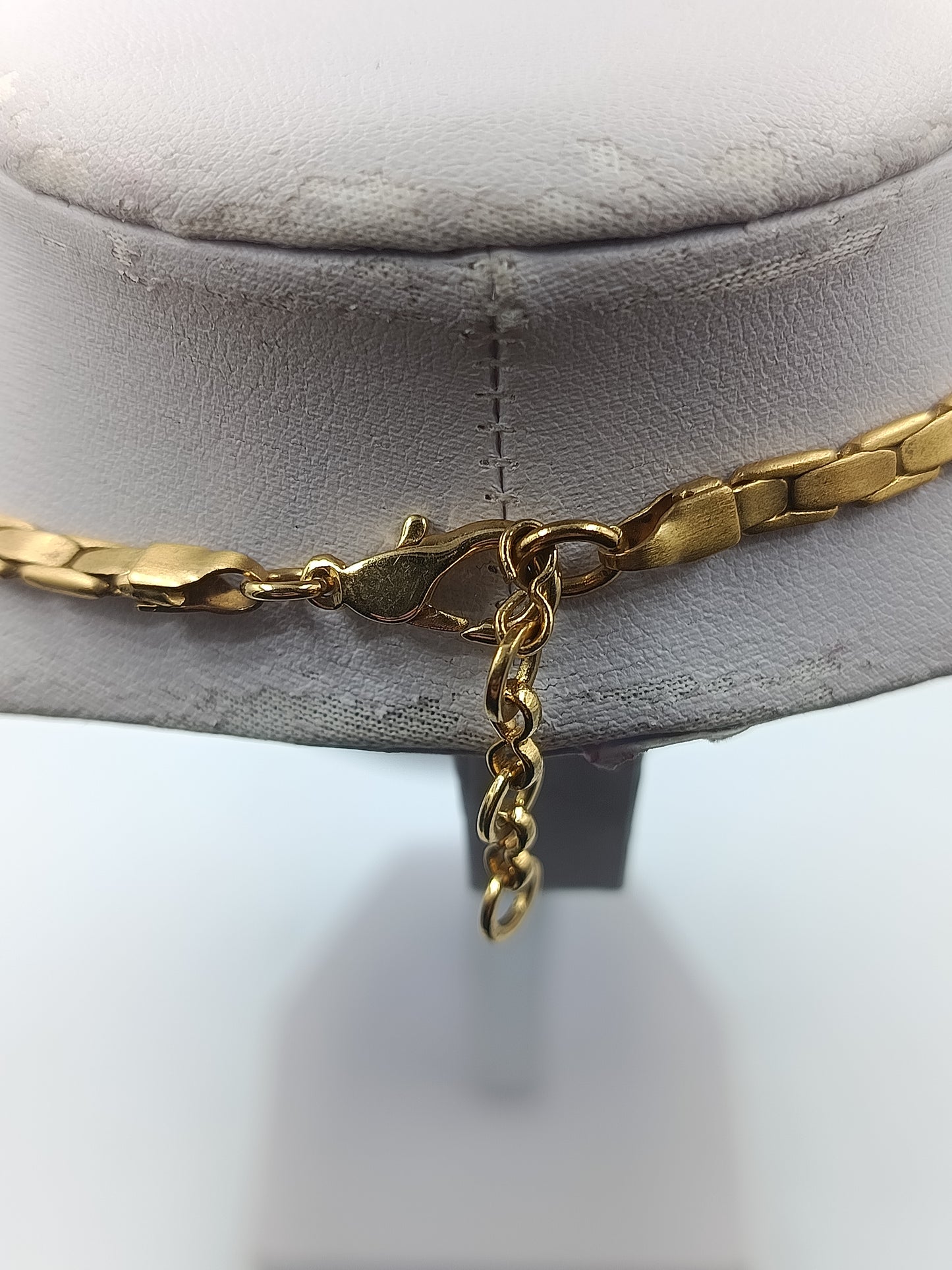 Goldfarbene Halskette mit flacher Gliederstruktur elegant zeitlos und vielseitig kombinierbar