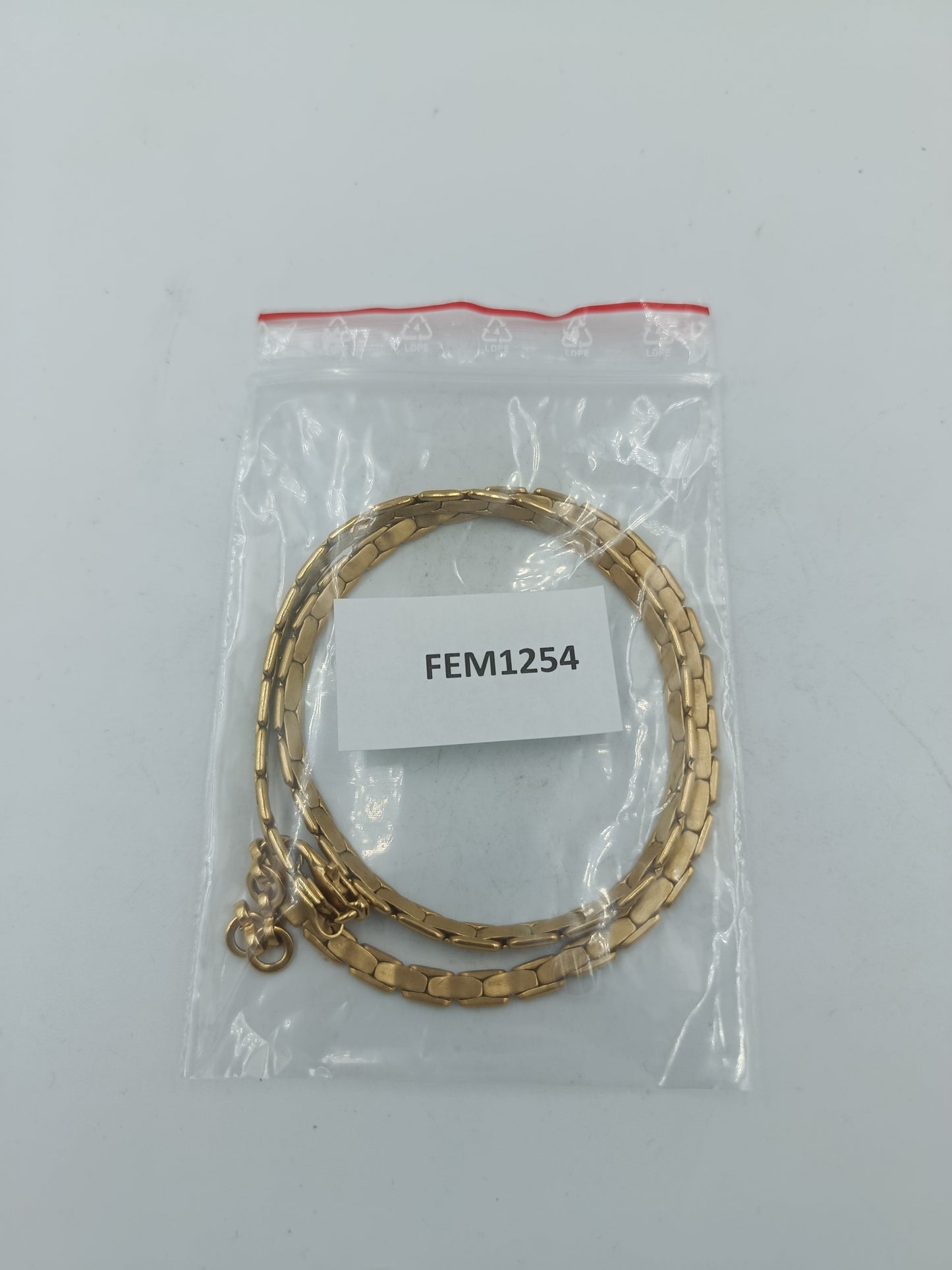 Goldfarbene Halskette mit flacher Gliederstruktur elegant zeitlos und vielseitig kombinierbar