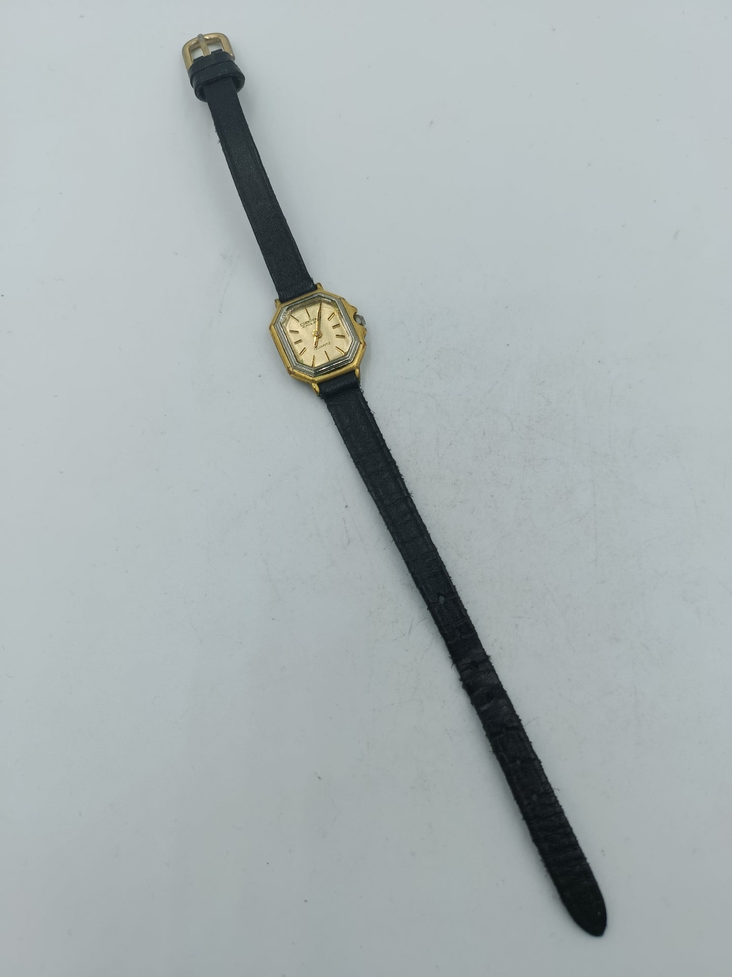Vintage Armbanduhr mit achteckigem goldfarbenem Gehäuse und schwarzem Band