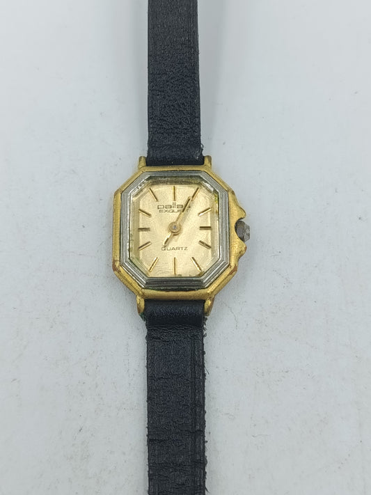 Vintage Armbanduhr mit achteckigem goldfarbenem Gehäuse und schwarzem Band