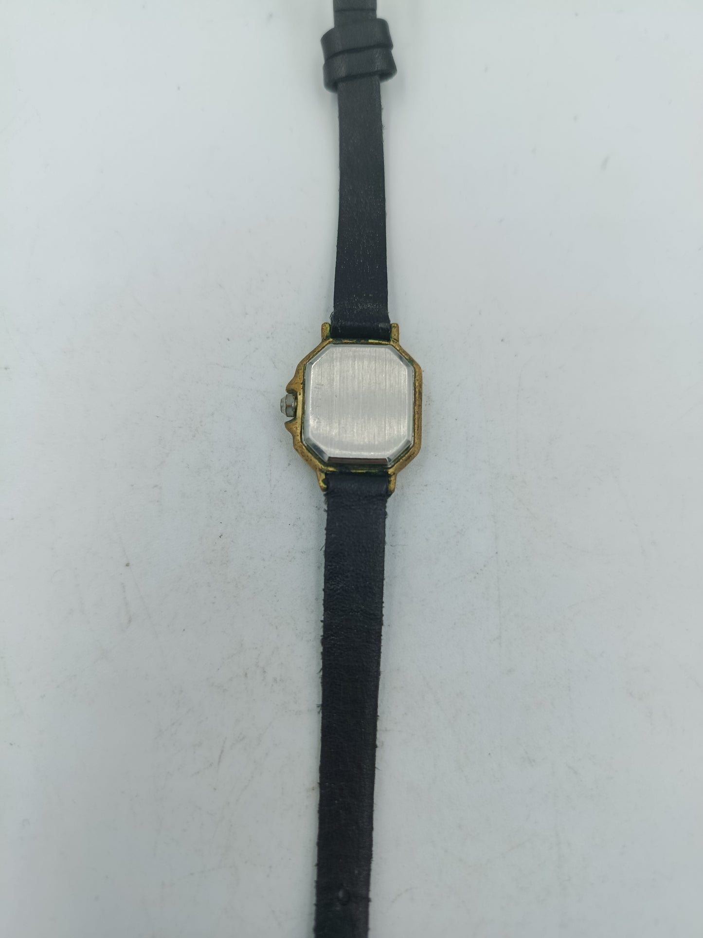 Vintage Armbanduhr mit achteckigem goldfarbenem Gehäuse und schwarzem Band