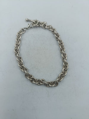 Silberarmband mit kräftiger Gliederkette und klassischem zeitlosen Design