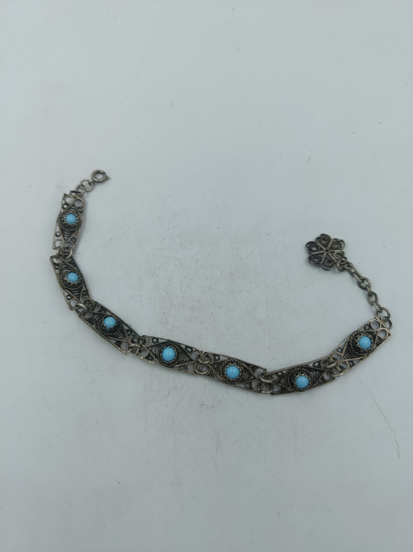 Silberfarbenes Armband mit türkisfarbenen Steinen im filigranen Vintage Stil