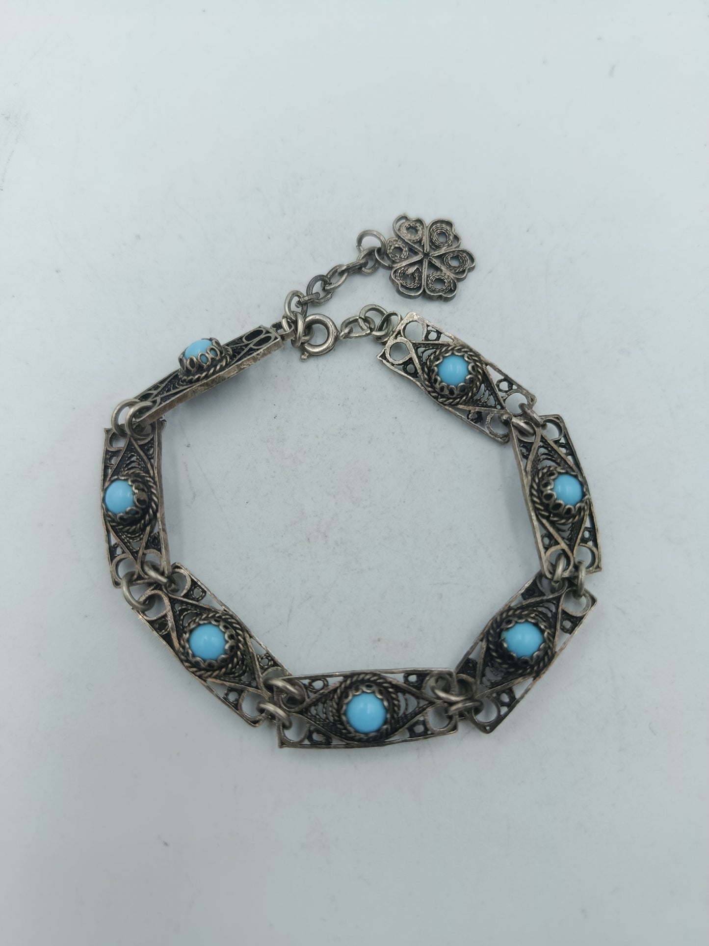 Silberfarbenes Armband mit türkisfarbenen Steinen im filigranen Vintage Stil