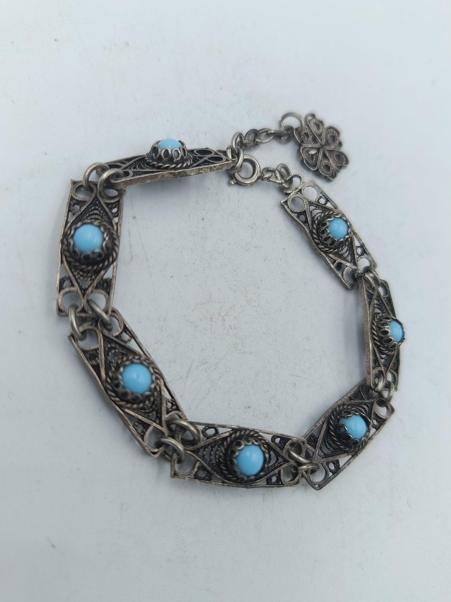 Silberfarbenes Armband mit türkisfarbenen Steinen im filigranen Vintage Stil