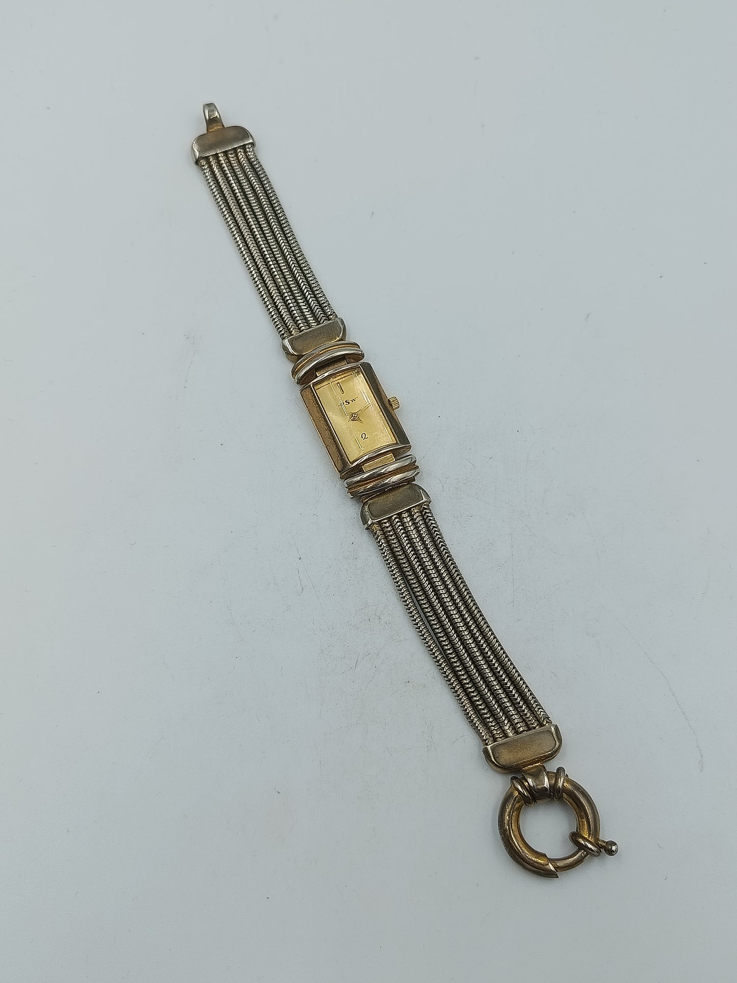 Vintage Armbanduhr mit flexiblem Metallband und rechteckigem Gehäuse