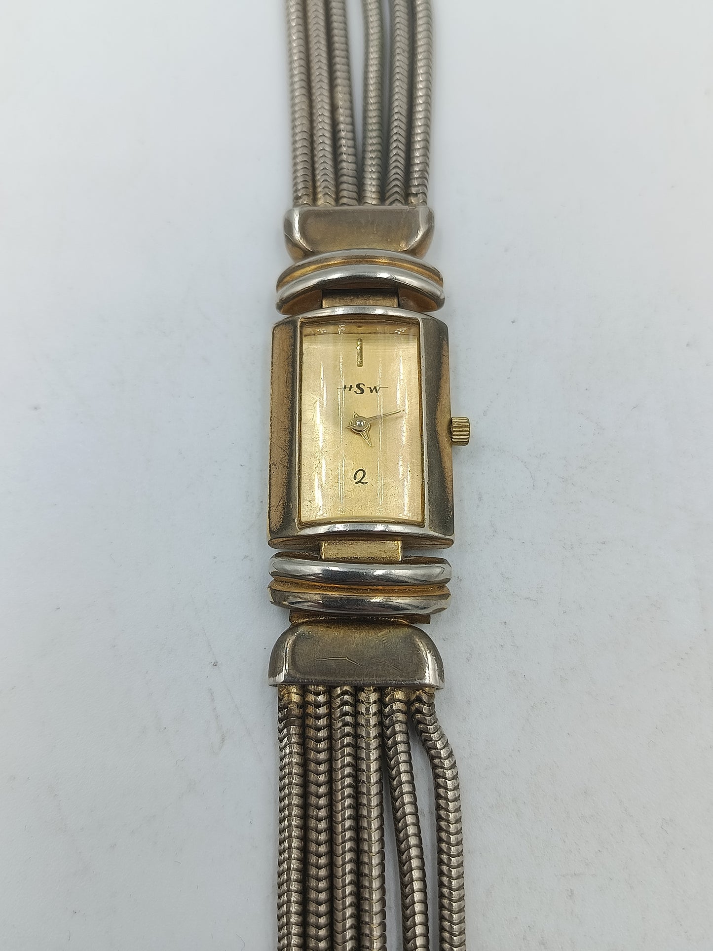 Vintage Armbanduhr mit flexiblem Metallband und rechteckigem Gehäuse