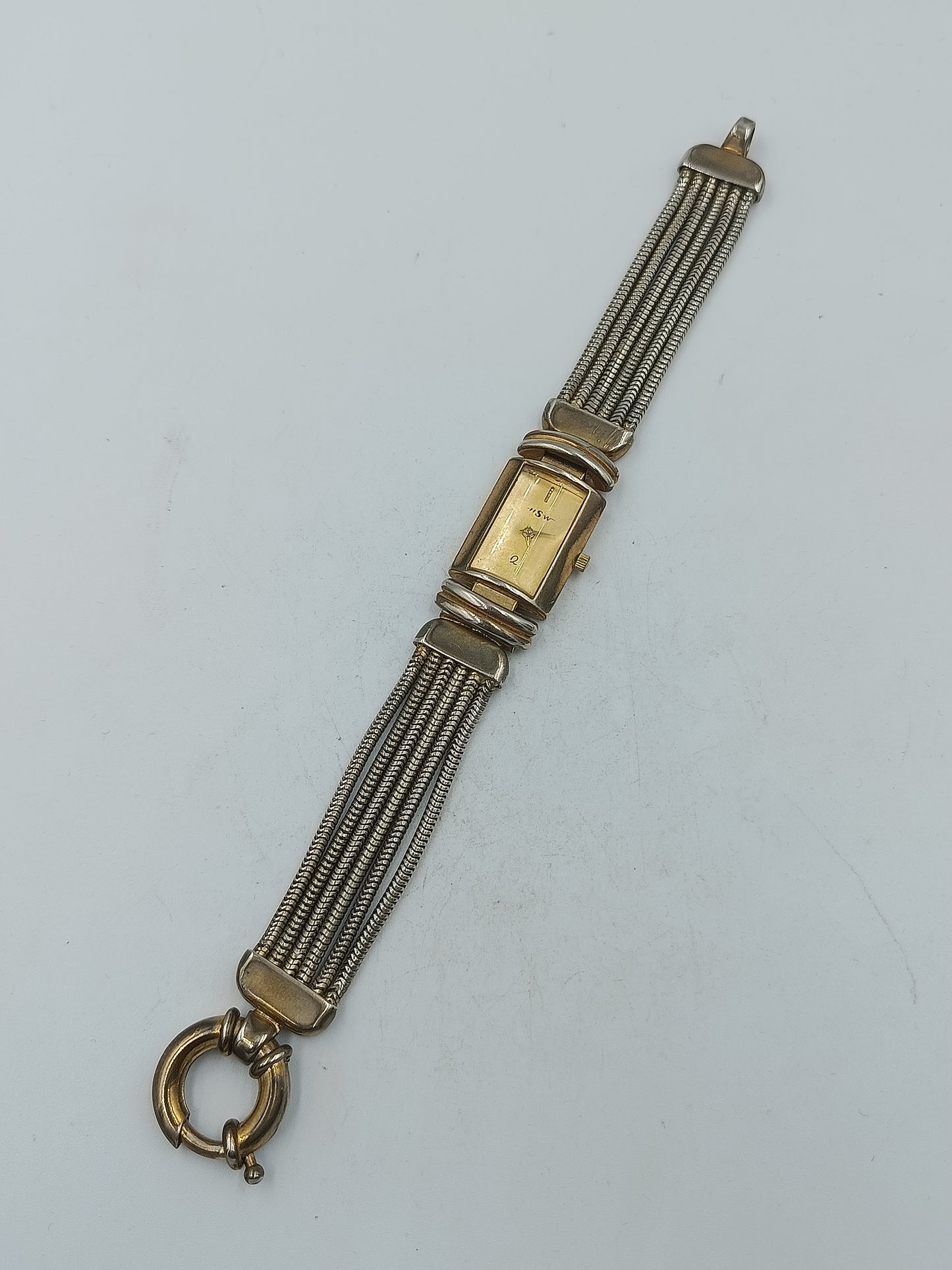 Vintage Armbanduhr mit flexiblem Metallband und rechteckigem Gehäuse