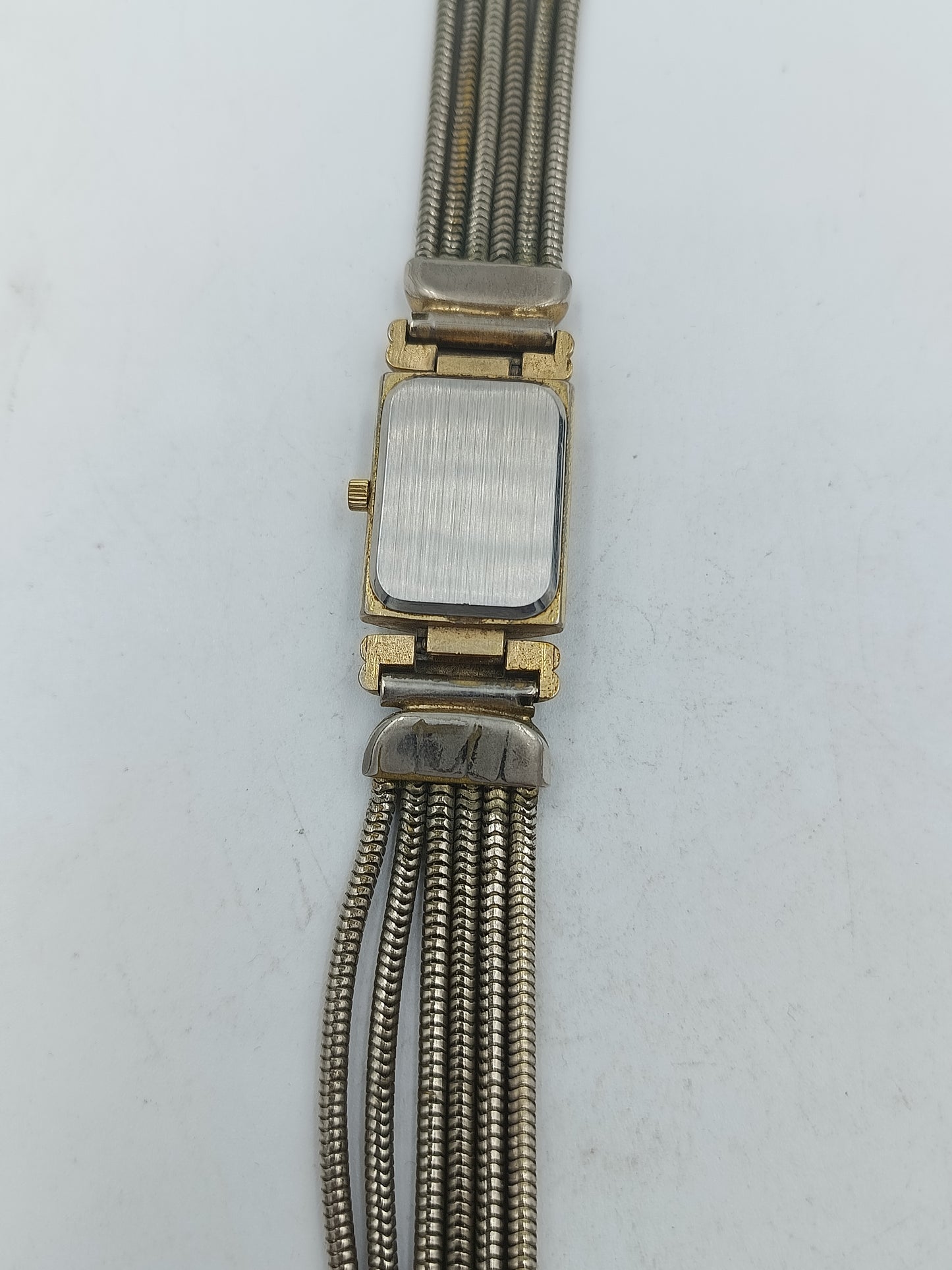 Vintage Armbanduhr mit flexiblem Metallband und rechteckigem Gehäuse