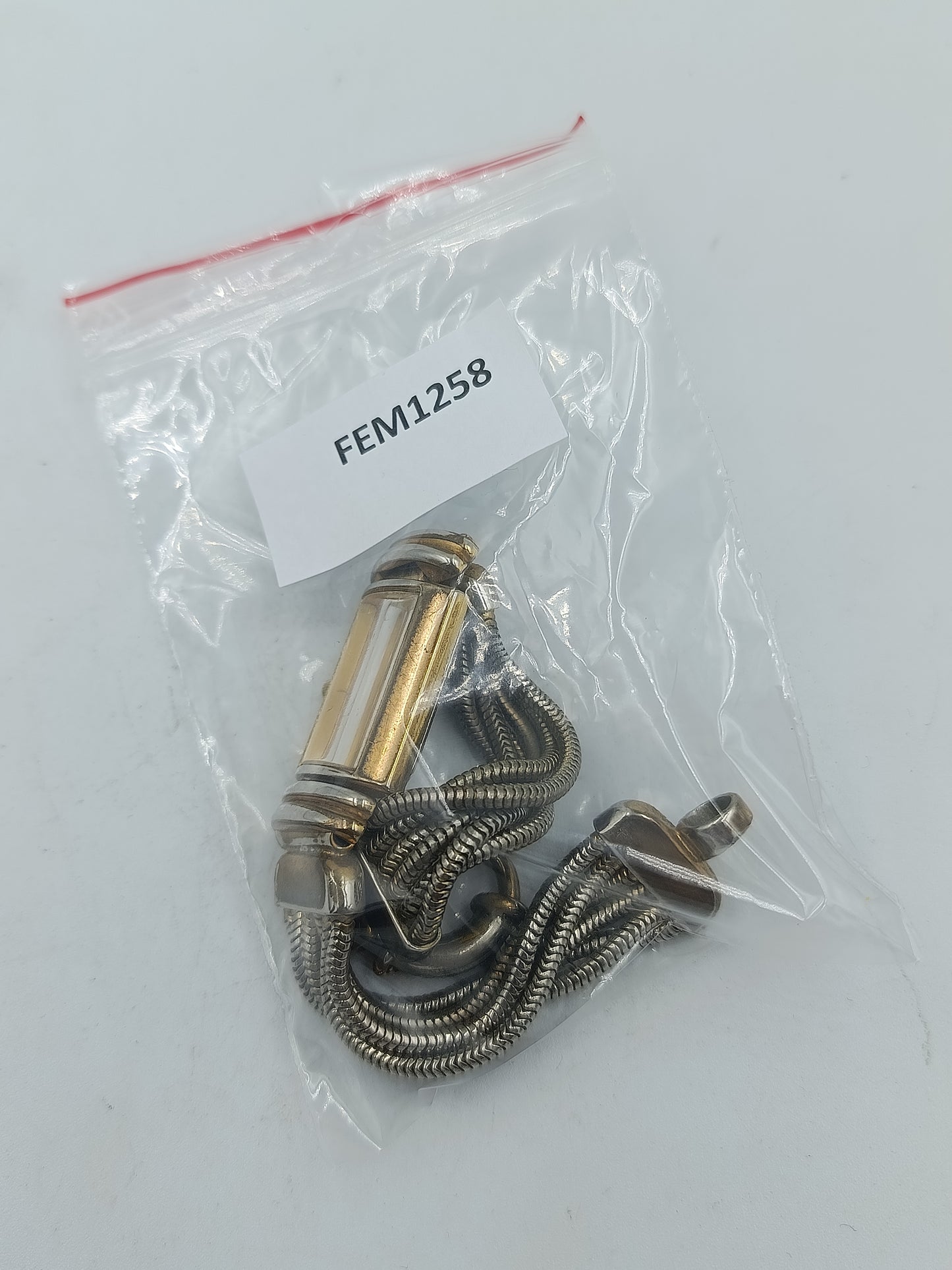 Vintage Armbanduhr mit flexiblem Metallband und rechteckigem Gehäuse