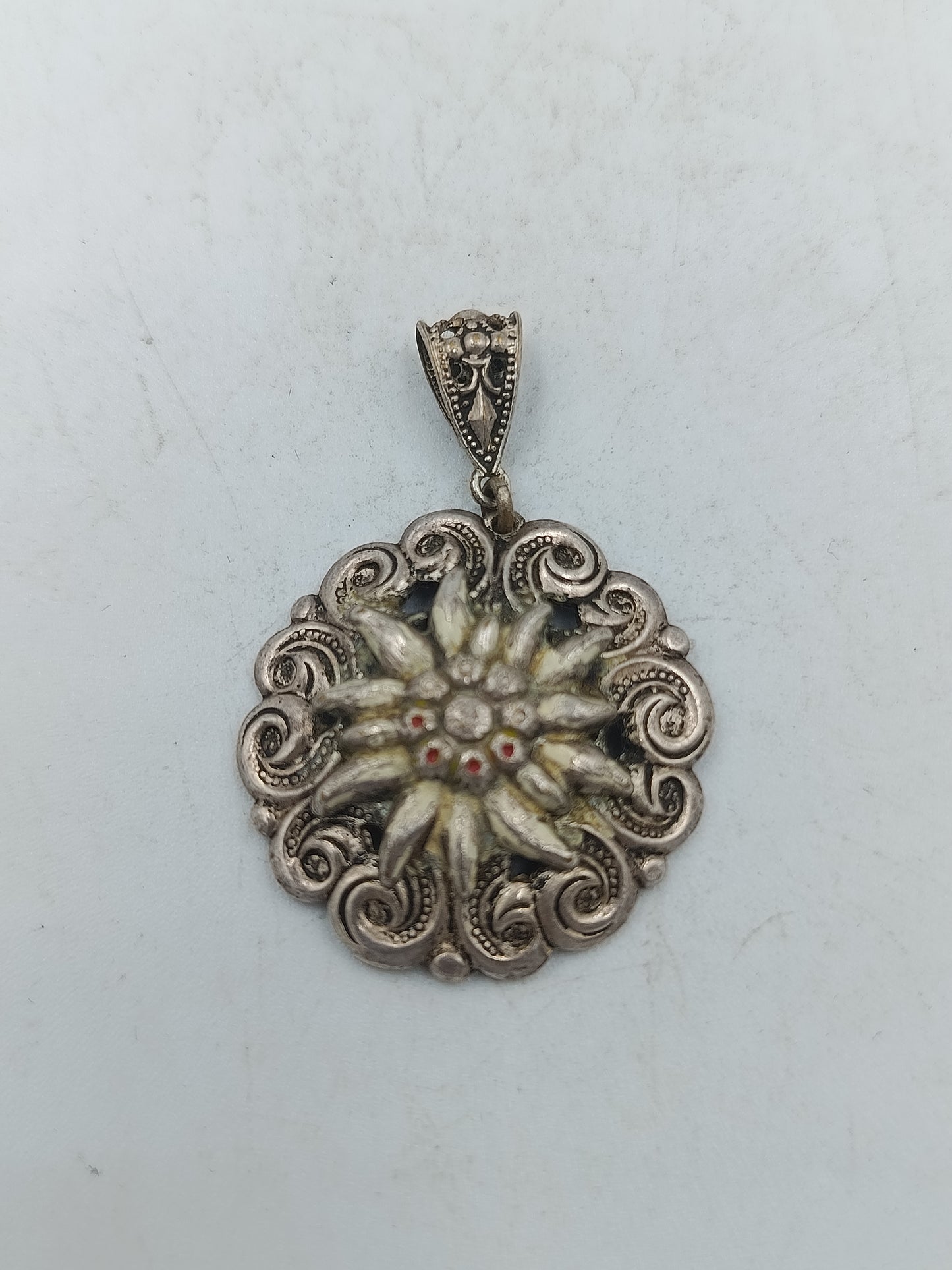 Antiker Edelweiß Anhänger im traditionellen Stil mit feinen Ornamenten