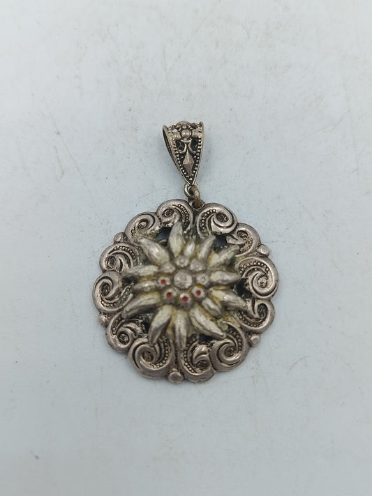 Antiker Edelweiß Anhänger im traditionellen Stil mit feinen Ornamenten