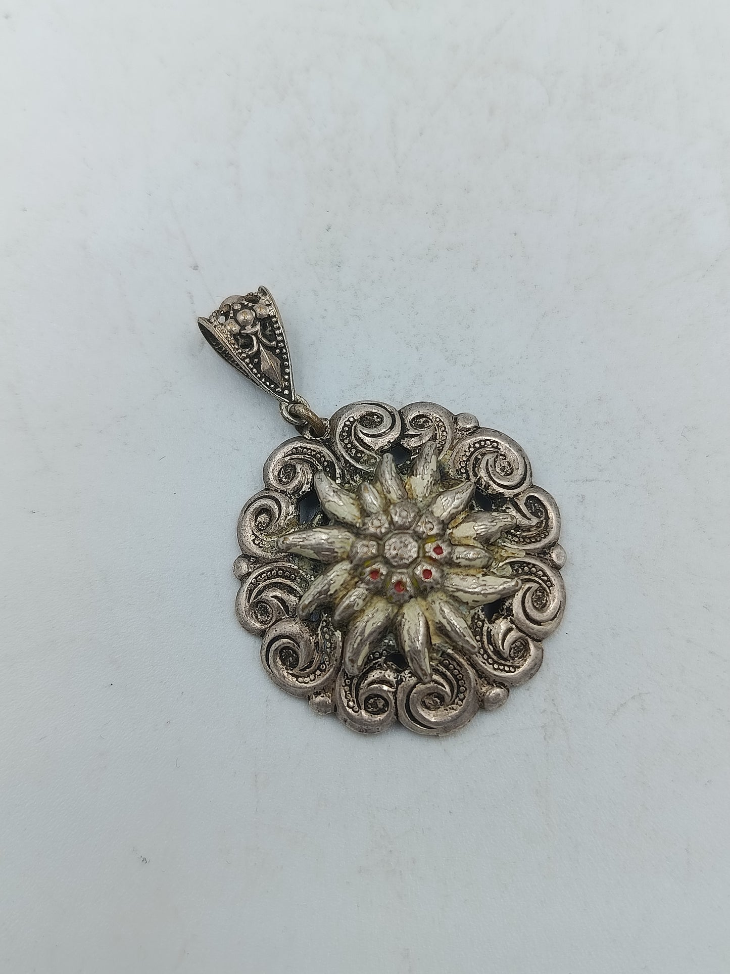 Antiker Edelweiß Anhänger im traditionellen Stil mit feinen Ornamenten