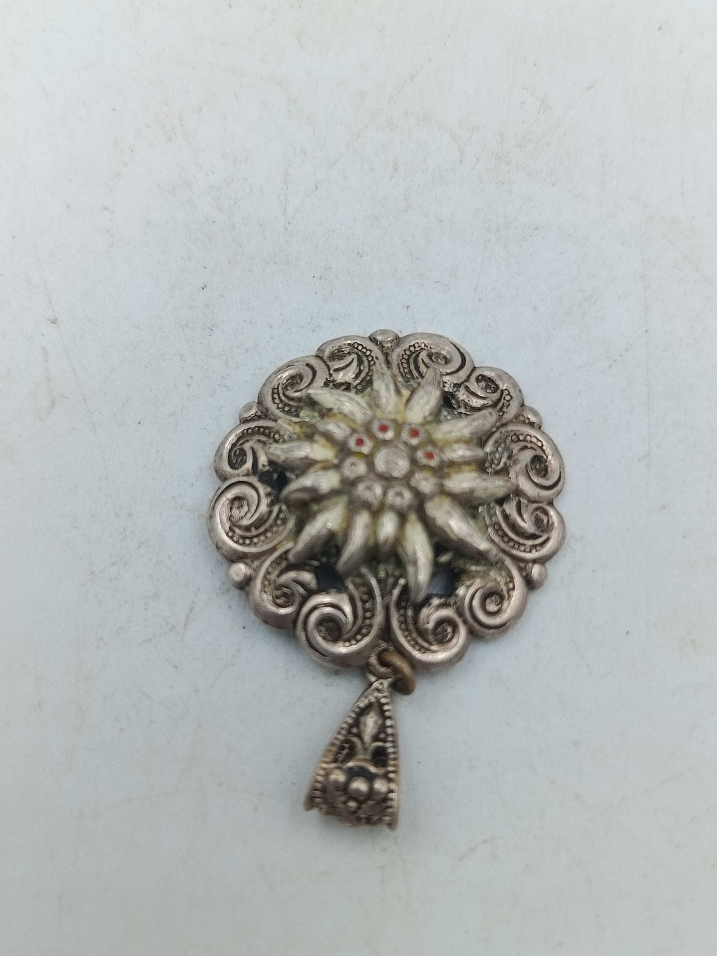 Antiker Edelweiß Anhänger im traditionellen Stil mit feinen Ornamenten