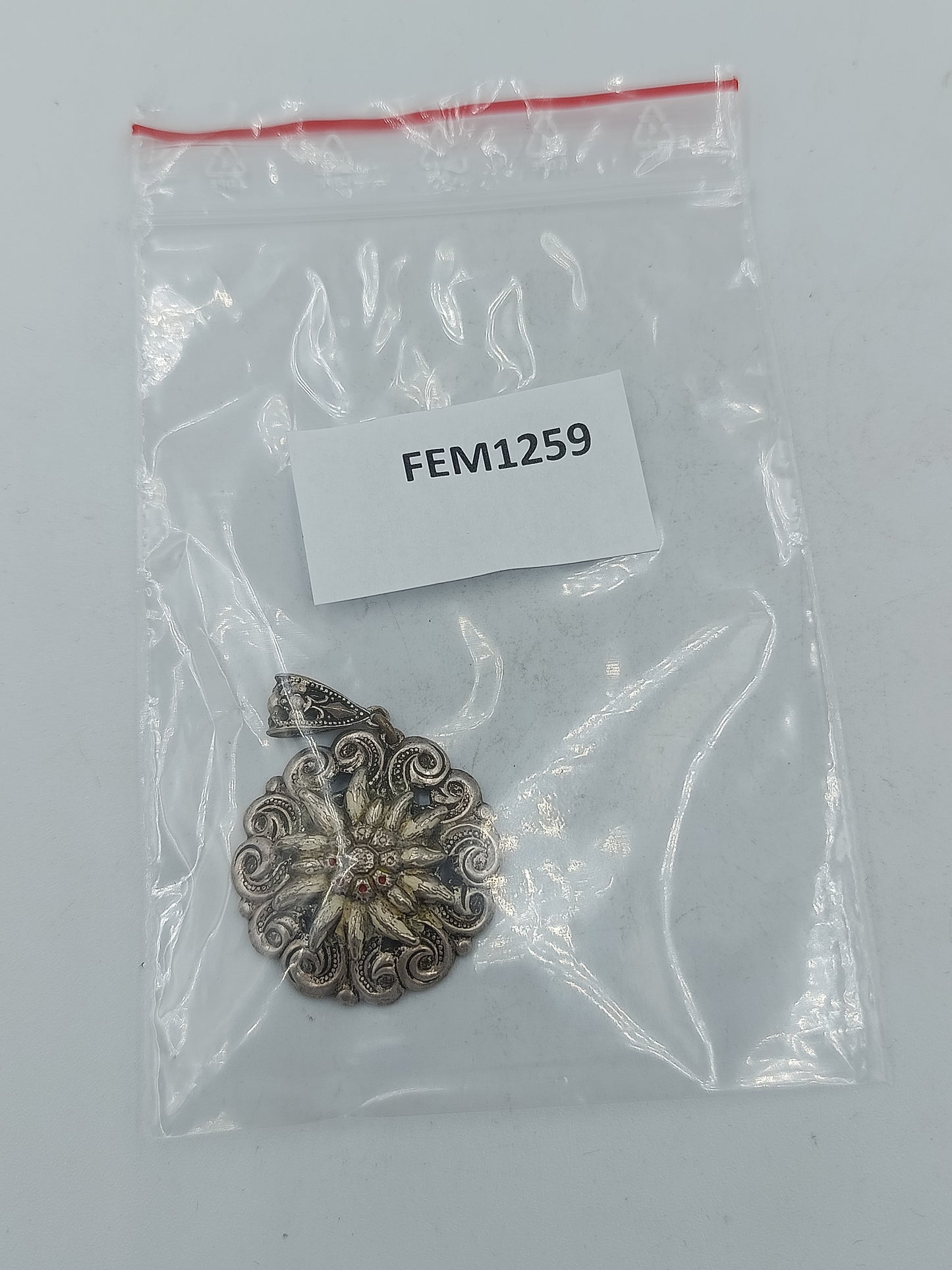 Antiker Edelweiß Anhänger im traditionellen Stil mit feinen Ornamenten