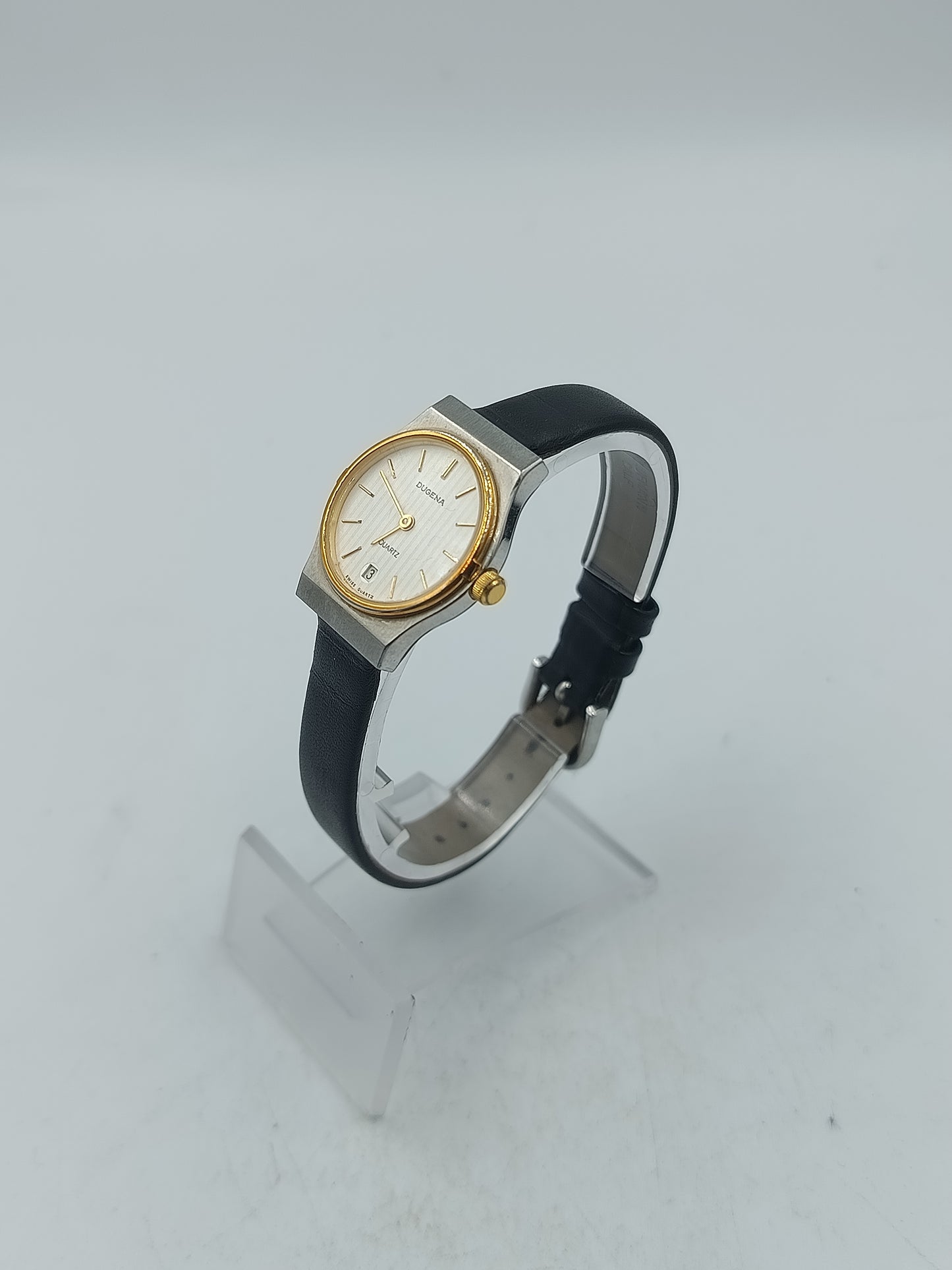 Klassische Armbanduhr mit schwarzem Lederband und Datumsanzeige