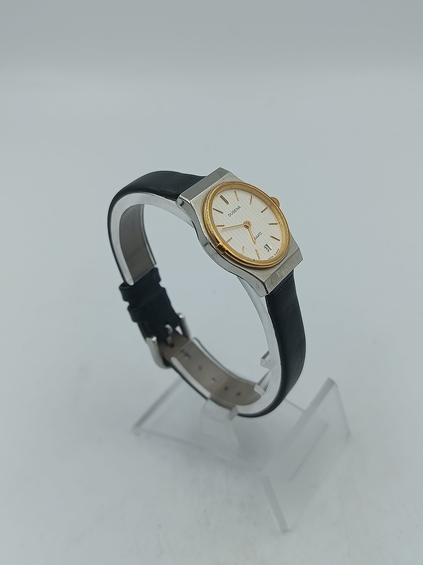 Klassische Armbanduhr mit schwarzem Lederband und Datumsanzeige