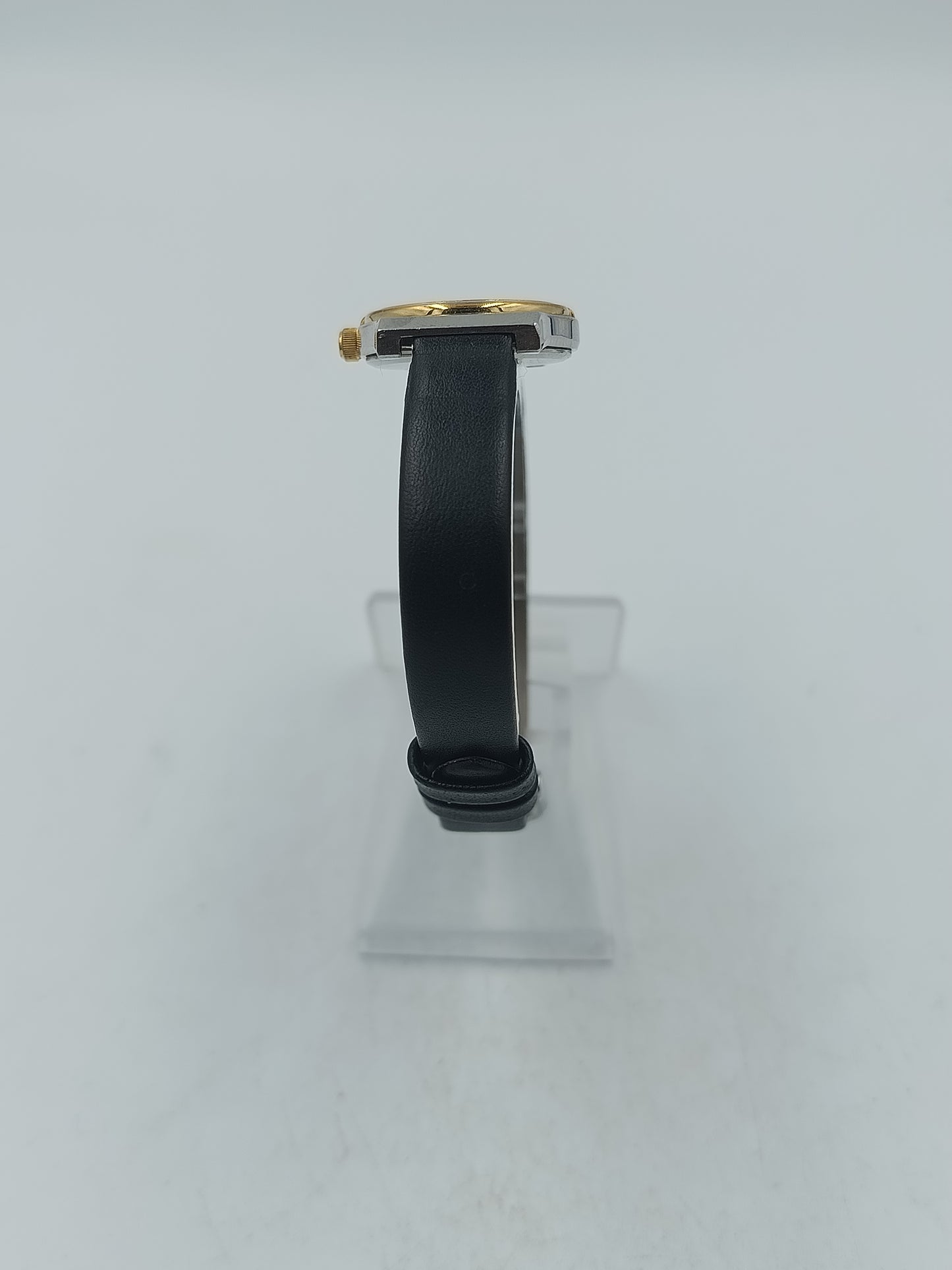 Klassische Armbanduhr mit schwarzem Lederband und Datumsanzeige