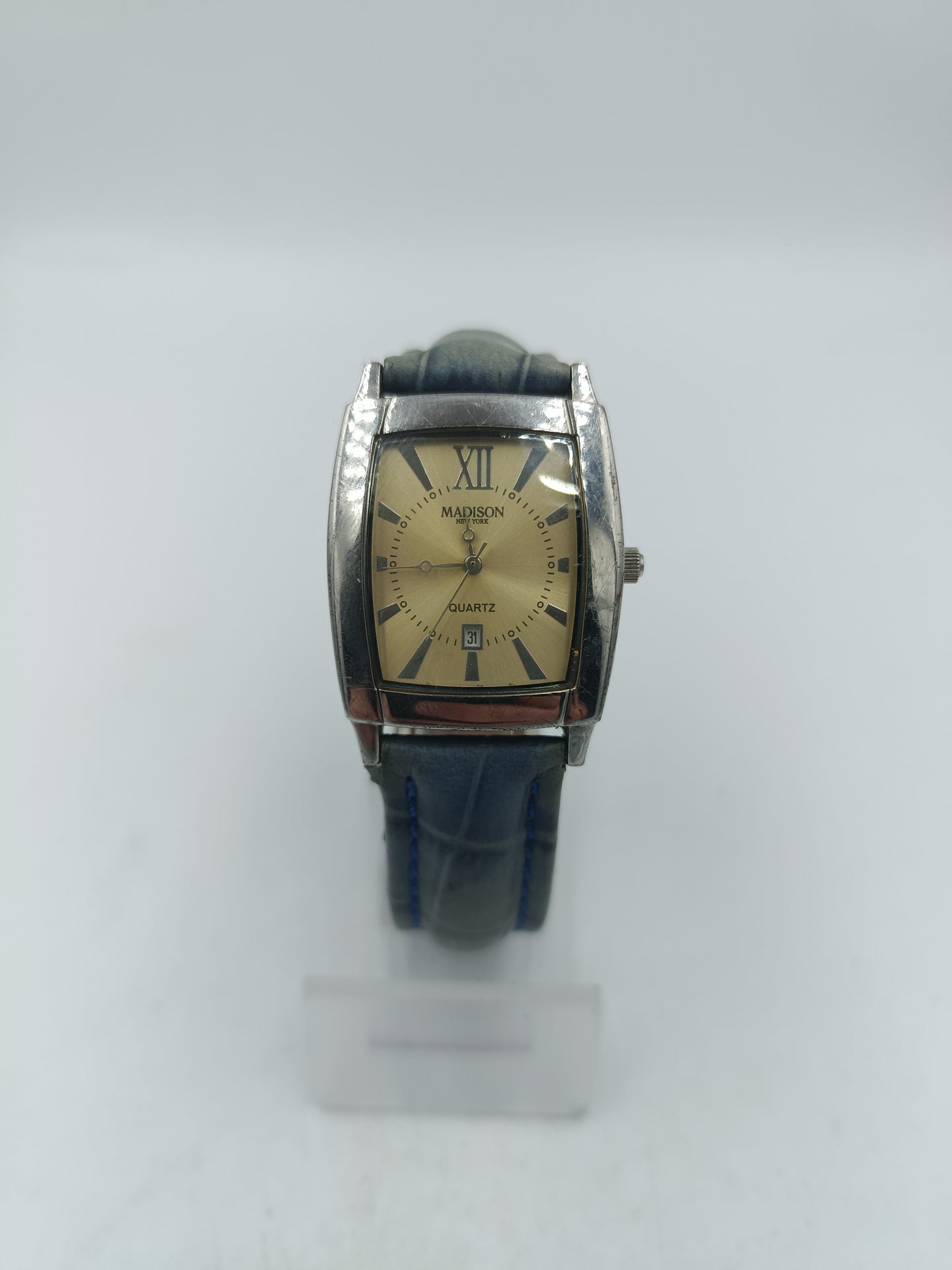 Armbanduhr Madison New York mit grauem Lederarmband und rechteckigem Gehäuse