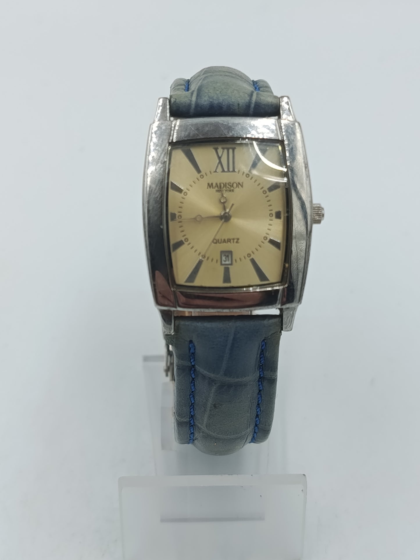 Armbanduhr Madison New York mit grauem Lederarmband und rechteckigem Gehäuse