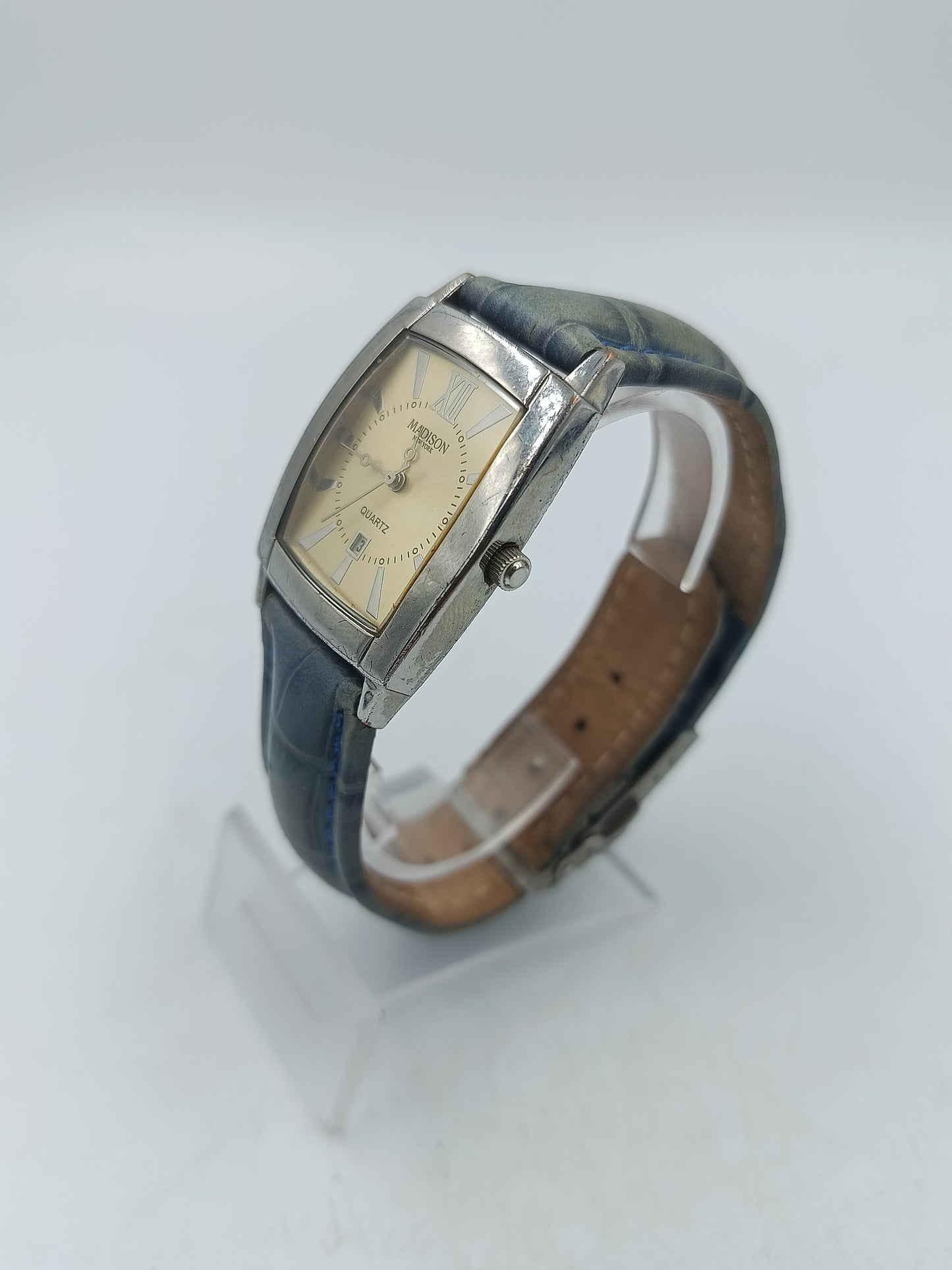 Armbanduhr Madison New York mit grauem Lederarmband und rechteckigem Gehäuse