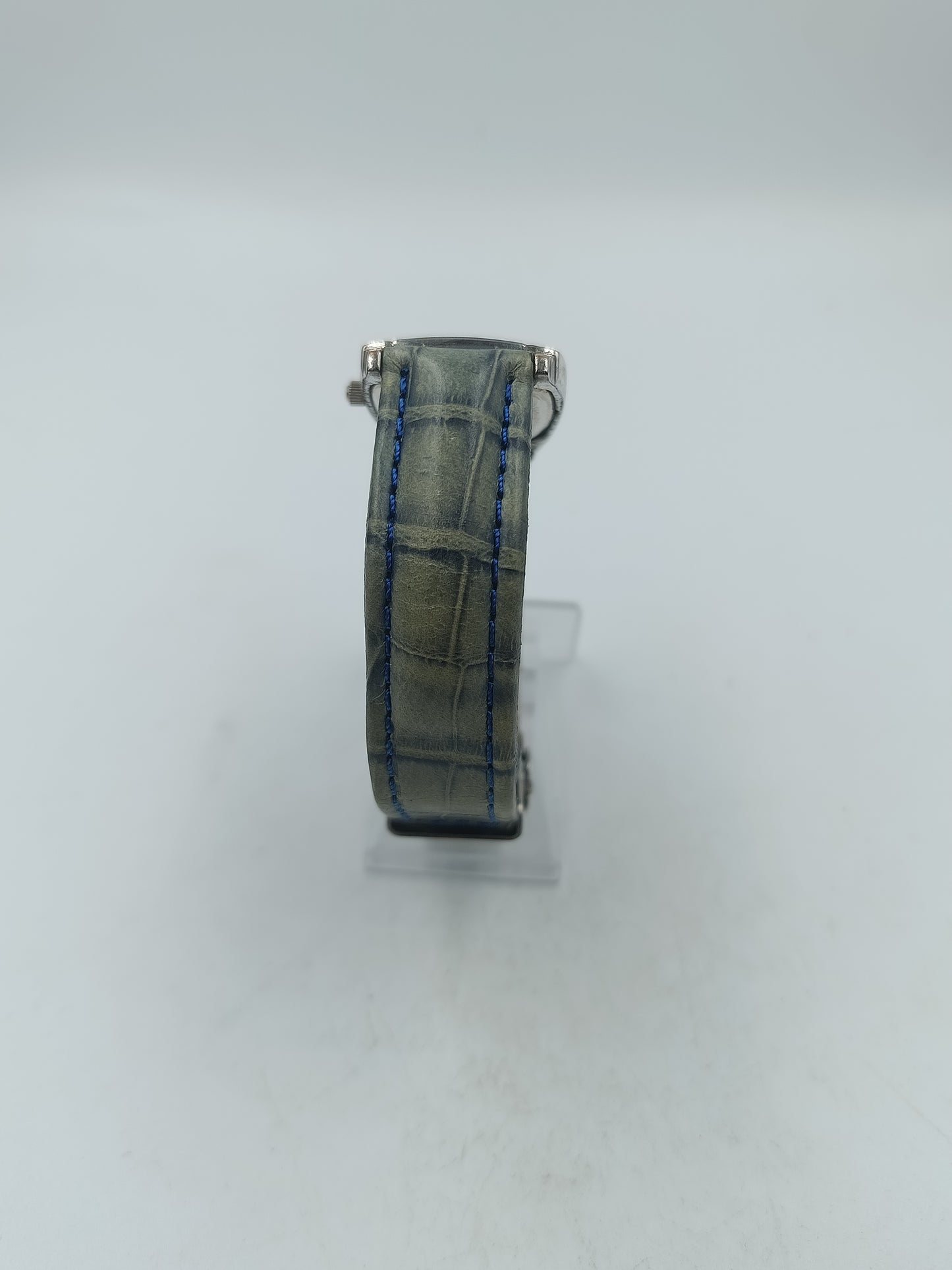 Armbanduhr Madison New York mit grauem Lederarmband und rechteckigem Gehäuse