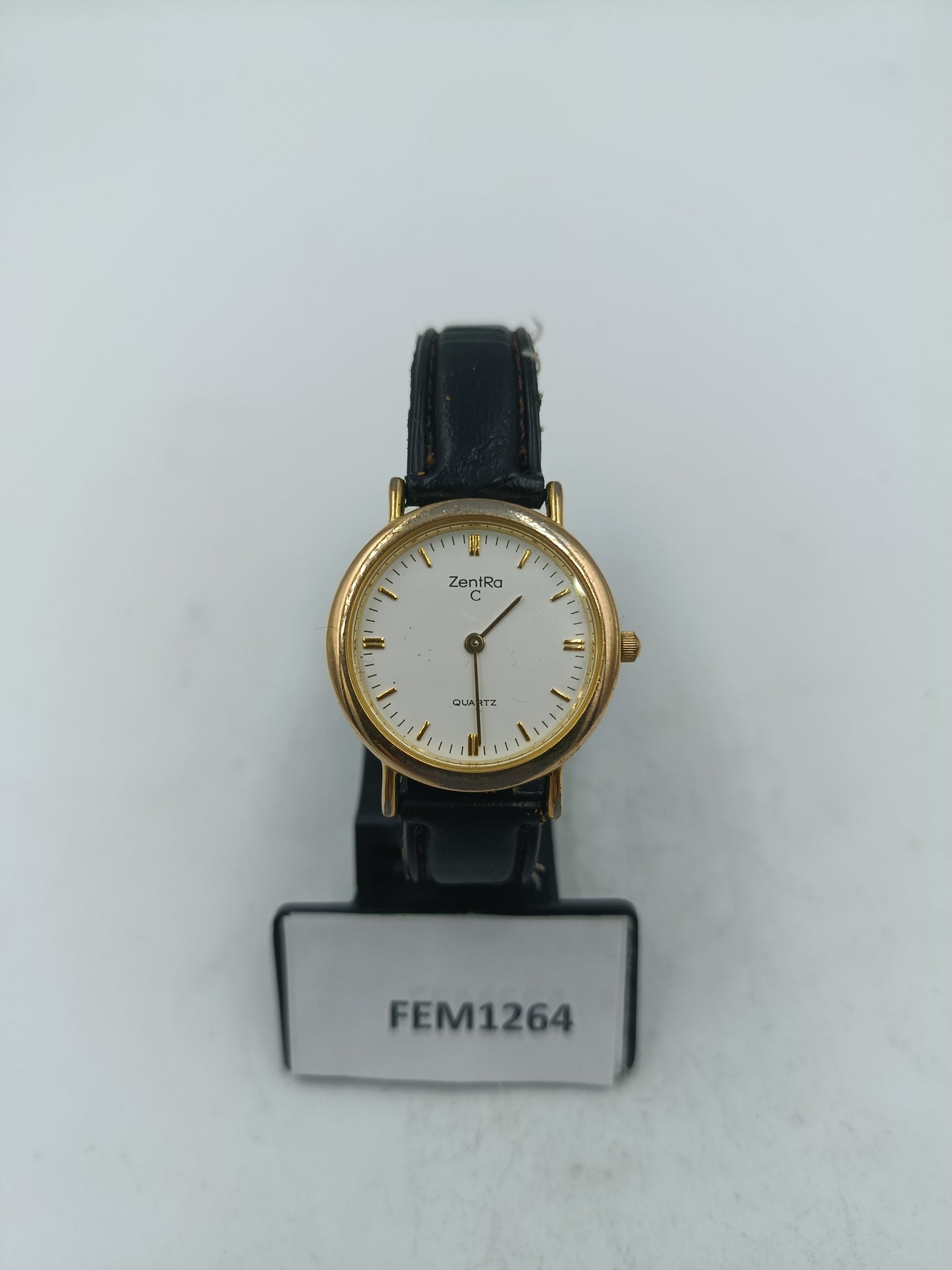 Zentra C Armbanduhr mit schwarzem Lederband und klassischem weißem Zifferblatt