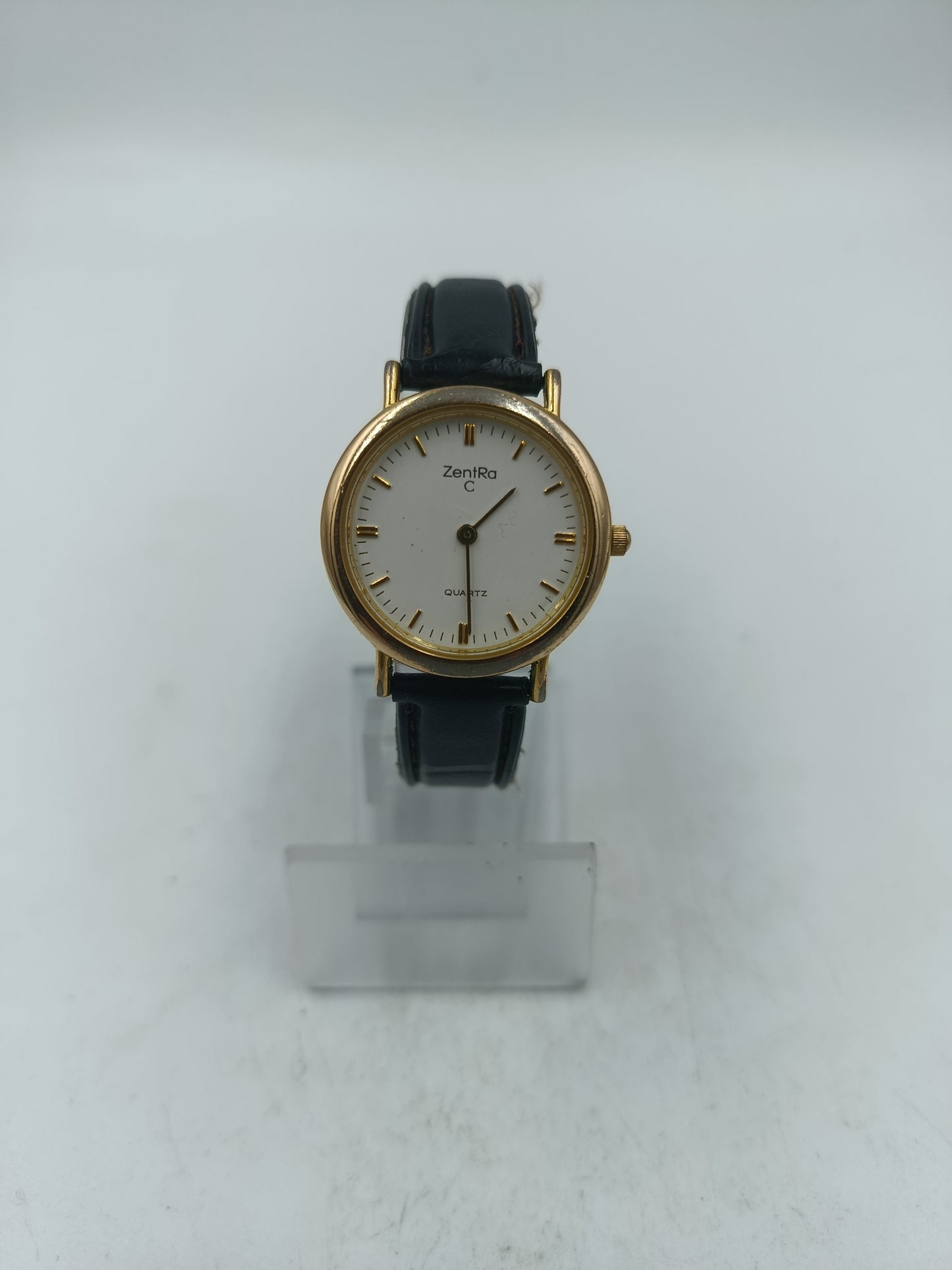 Zentra C Armbanduhr mit schwarzem Lederband und klassischem weißem Zifferblatt