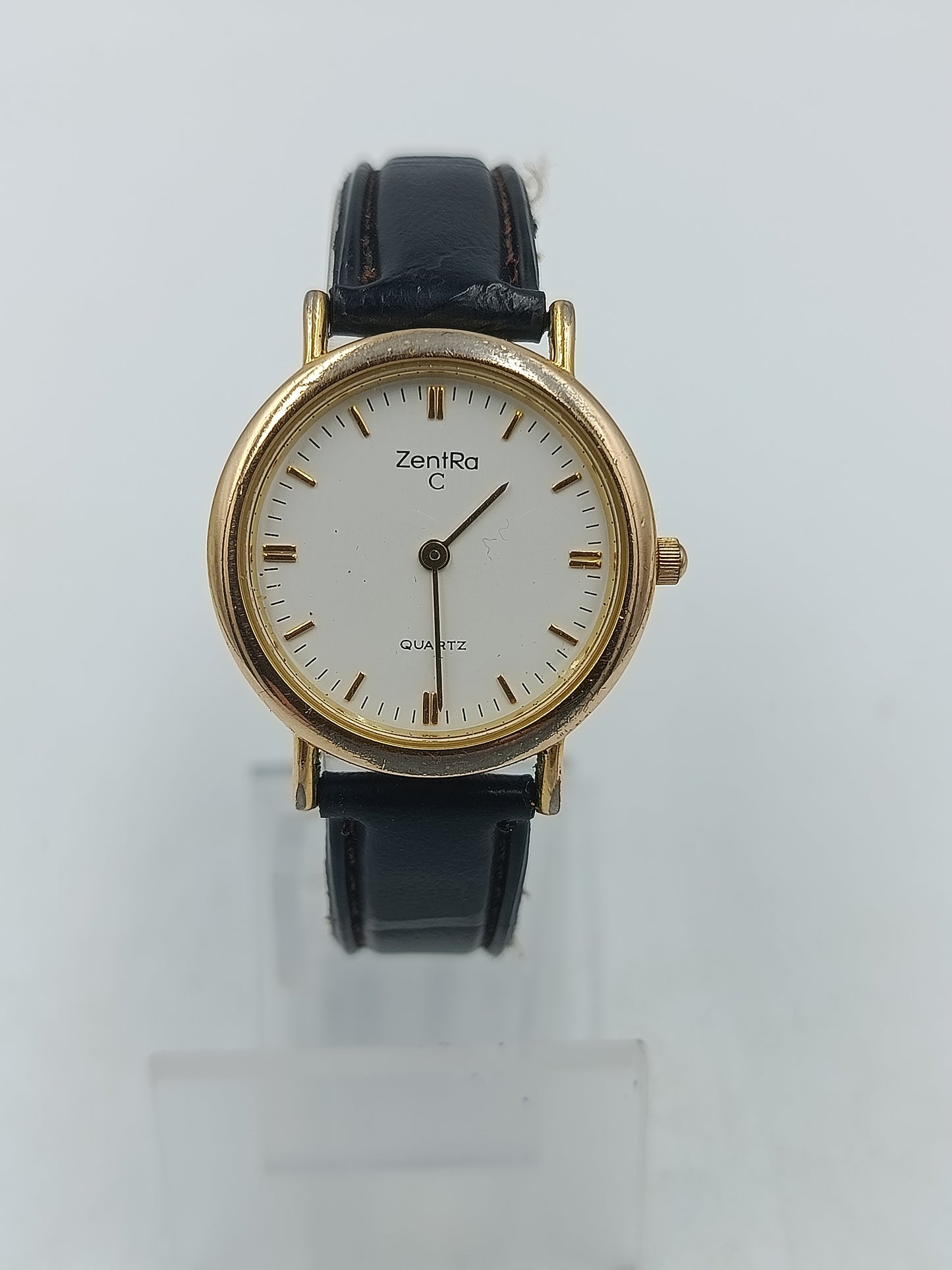Zentra C Armbanduhr mit schwarzem Lederband und klassischem weißem Zifferblatt