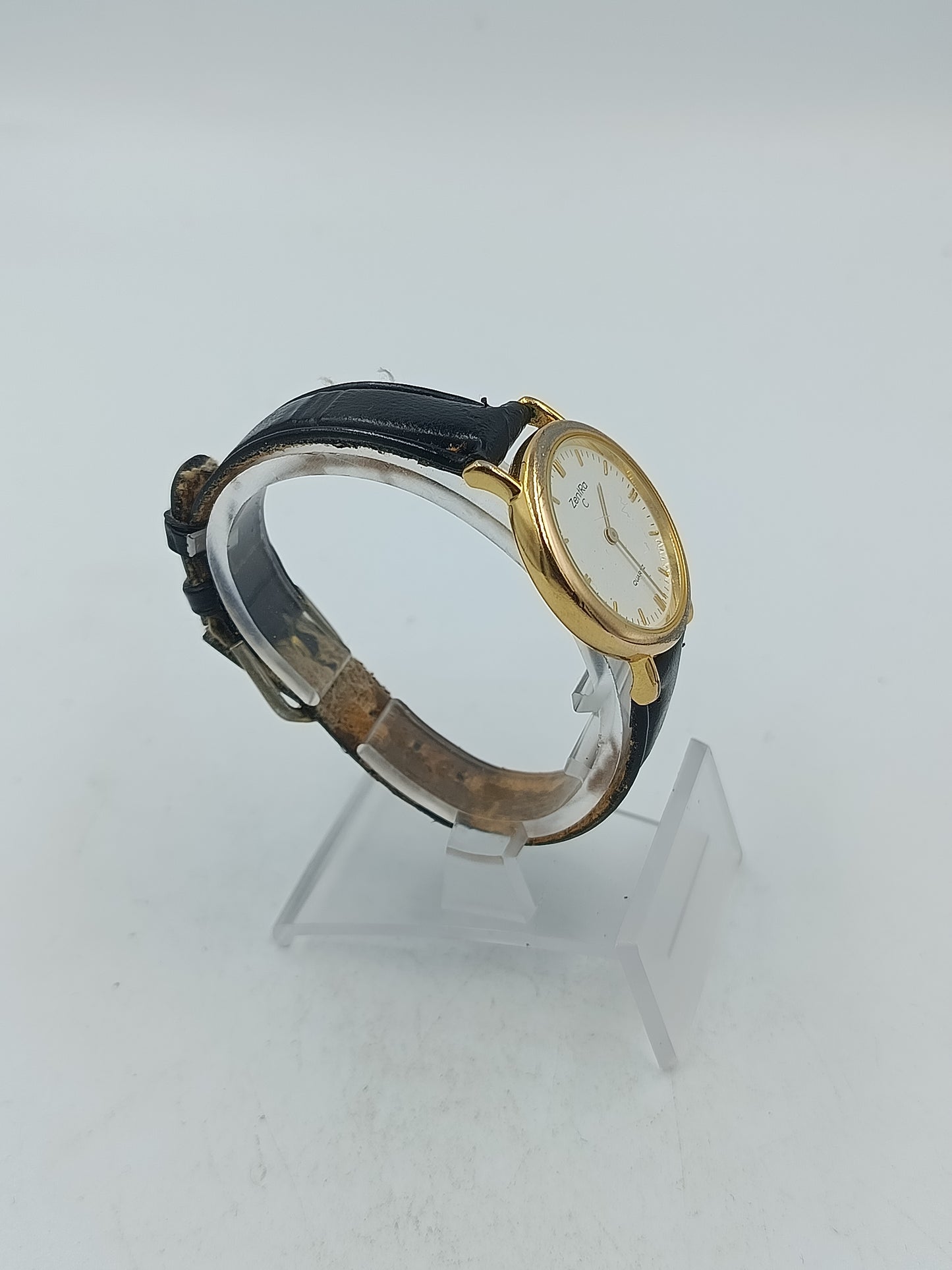 Zentra C Armbanduhr mit schwarzem Lederband und klassischem weißem Zifferblatt