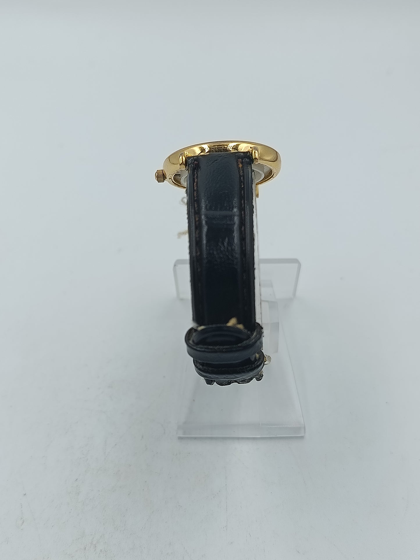 Zentra C Armbanduhr mit schwarzem Lederband und klassischem weißem Zifferblatt