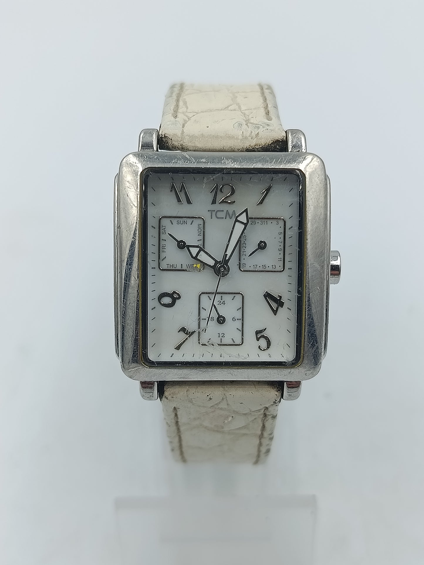 TCM Armbanduhr mit rechteckigem Gehäuse hellem Zifferblatt und Multifunktionsanzeige