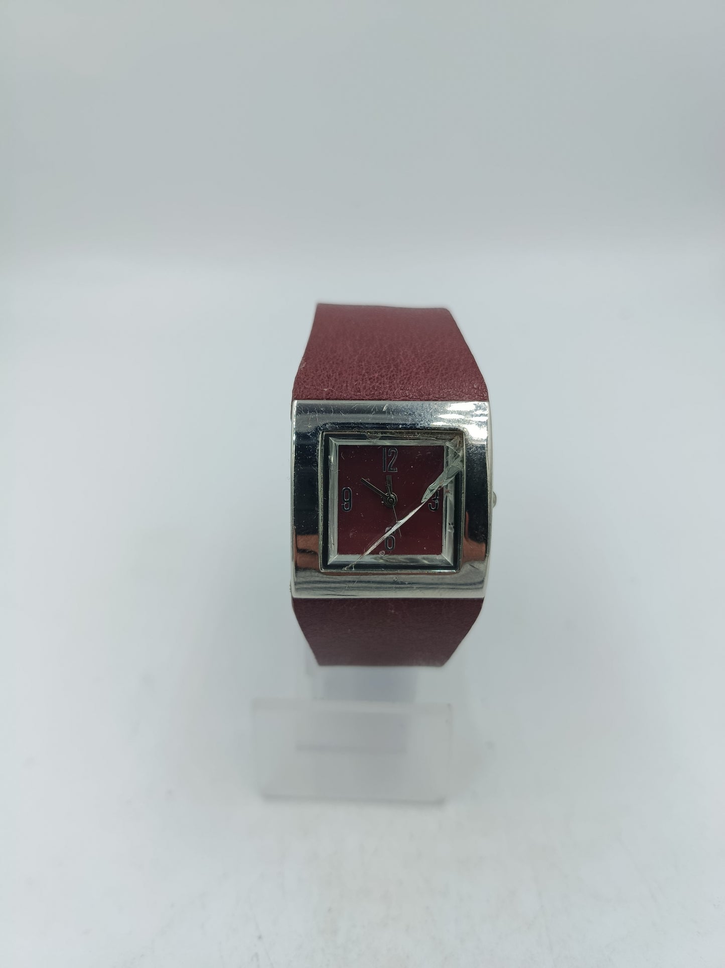 Armband mit rotem Lederarmband und eckigem Gehäuse im markanten Design