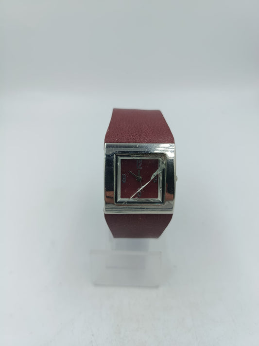 Armband mit rotem Lederarmband und eckigem Gehäuse im markanten Design