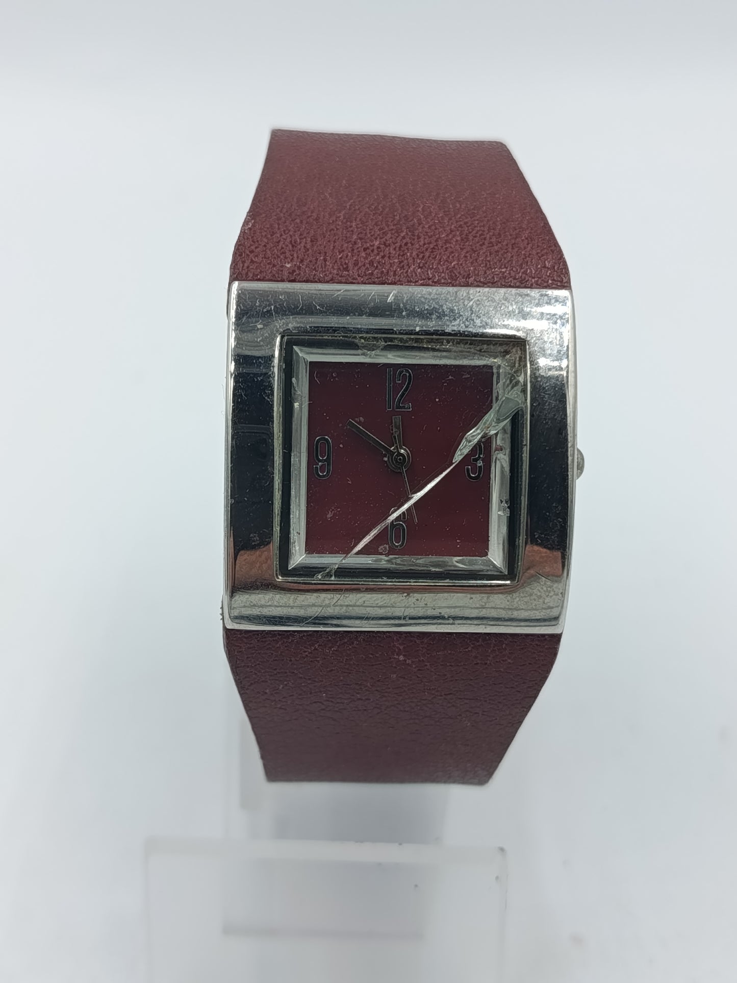 Armband mit rotem Lederarmband und eckigem Gehäuse im markanten Design