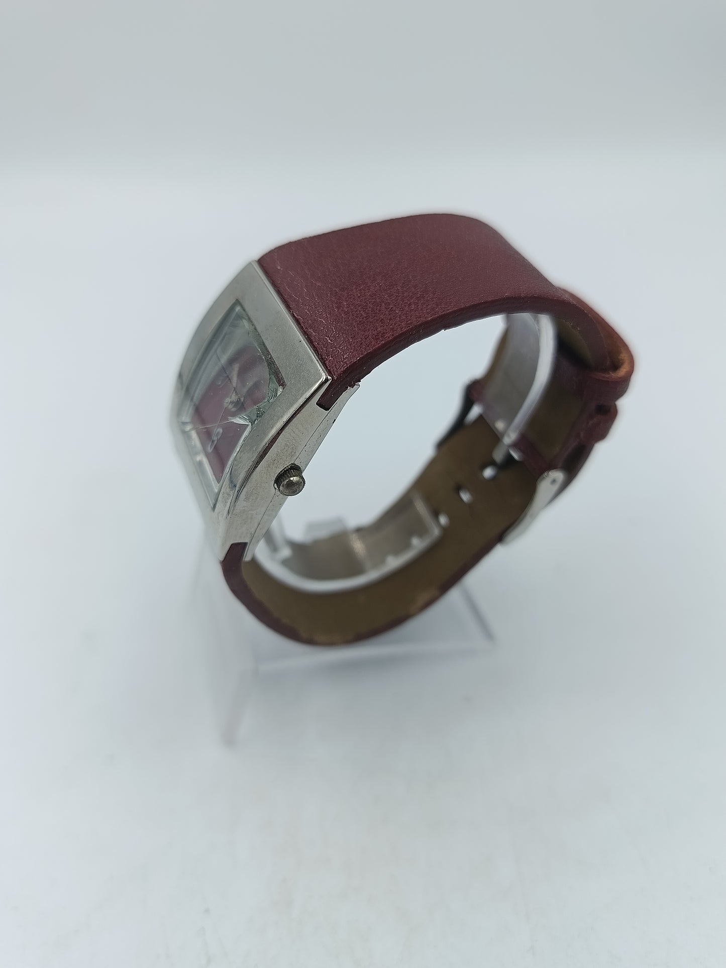 Armband mit rotem Lederarmband und eckigem Gehäuse im markanten Design