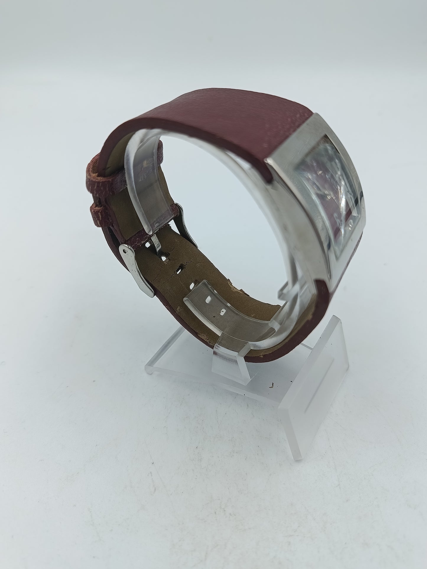 Armband mit rotem Lederarmband und eckigem Gehäuse im markanten Design