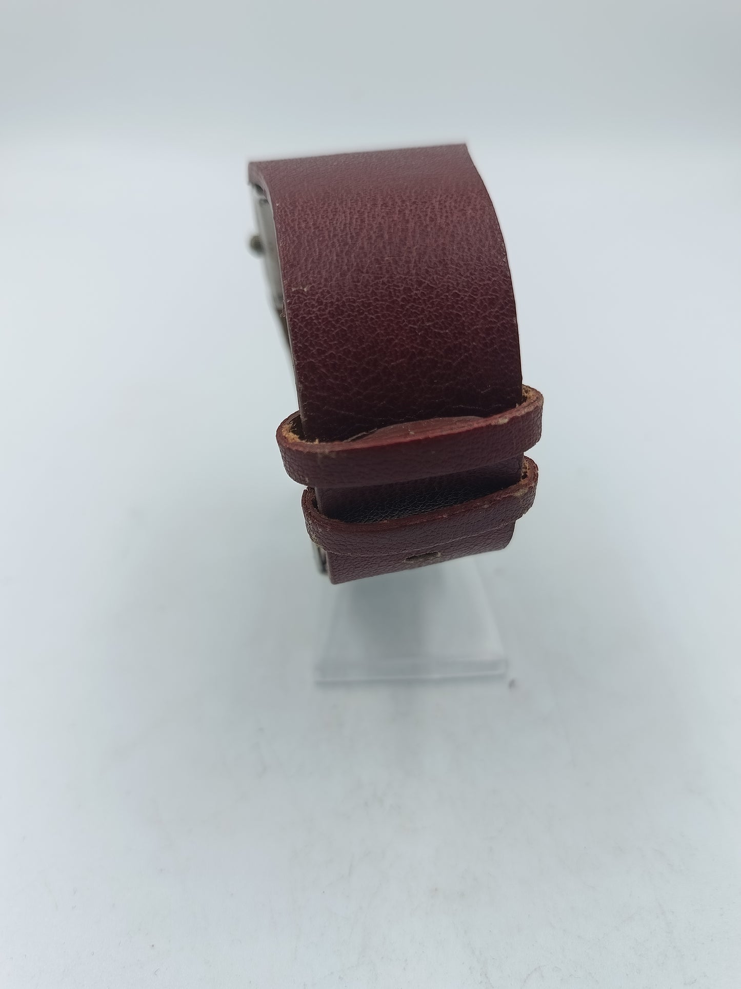 Armband mit rotem Lederarmband und eckigem Gehäuse im markanten Design