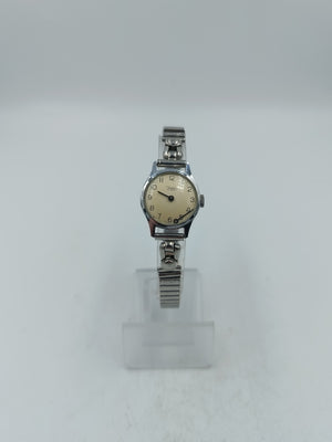 Klassische Armbanduhr mit elastischem Metallarmband und hellem Zifferblatt