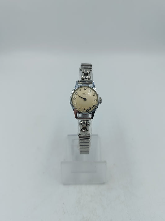 Klassische Armbanduhr mit elastischem Metallarmband und hellem Zifferblatt