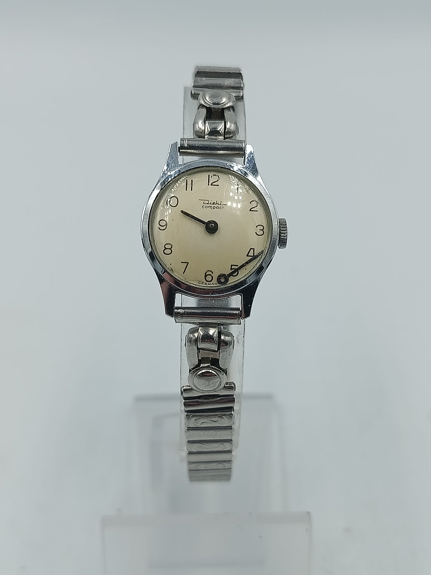 Klassische Armbanduhr mit elastischem Metallarmband und hellem Zifferblatt