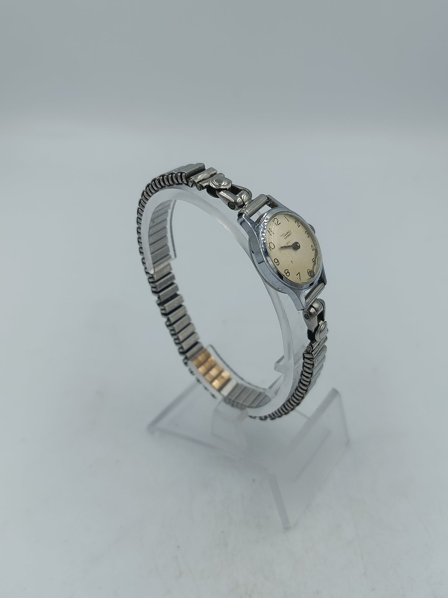 Klassische Armbanduhr mit elastischem Metallarmband und hellem Zifferblatt