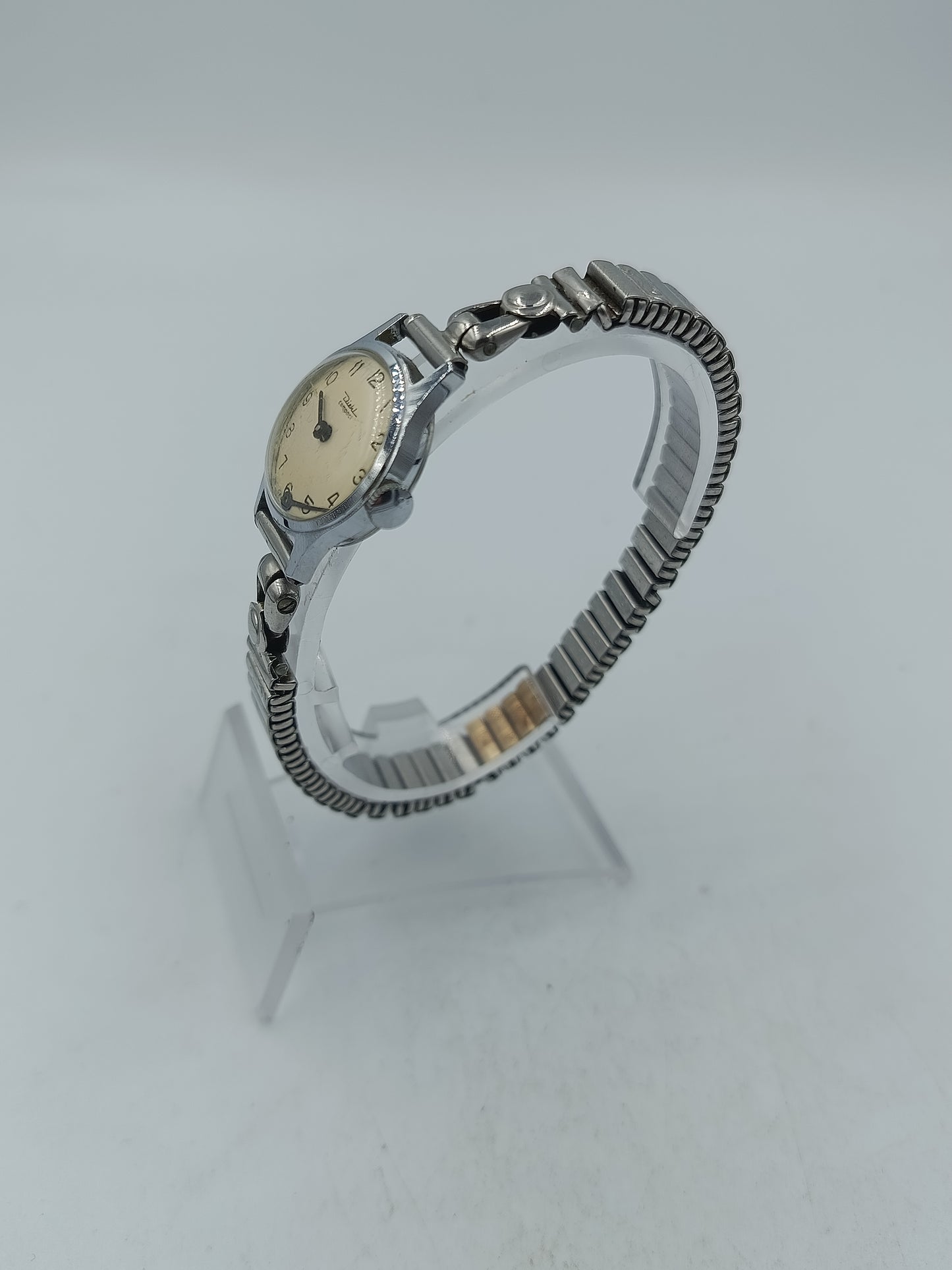 Klassische Armbanduhr mit elastischem Metallarmband und hellem Zifferblatt