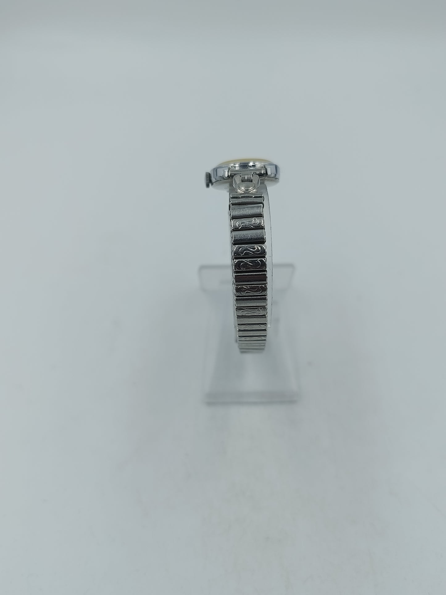 Klassische Armbanduhr mit elastischem Metallarmband und hellem Zifferblatt