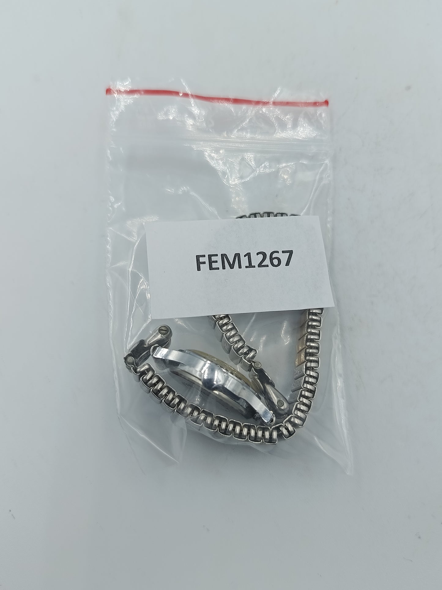 Klassische Armbanduhr mit elastischem Metallarmband und hellem Zifferblatt